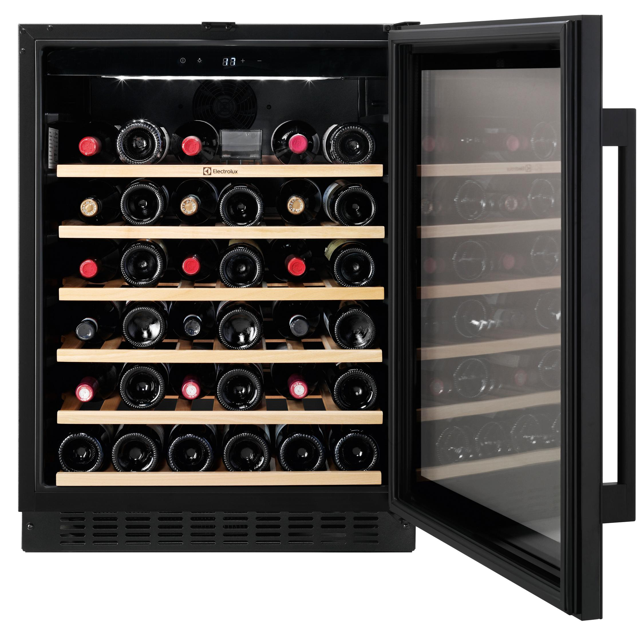 Un enfriador de vino negro abierto con estantes de madera llenos de botellas.