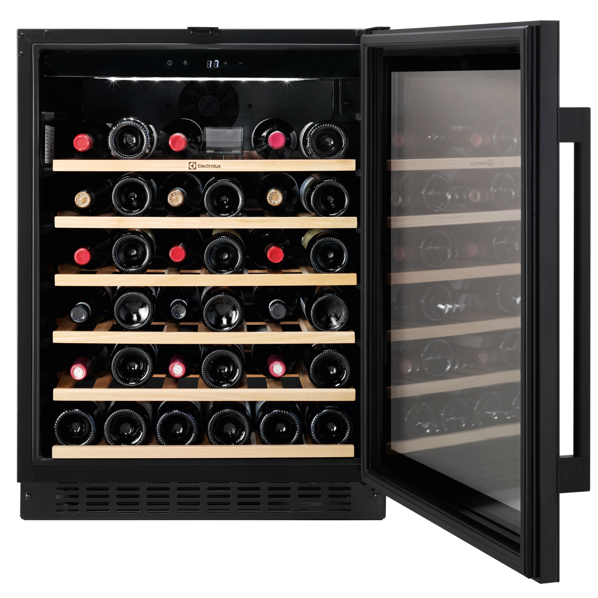 Una vinoteca negra abierta con estantes de madera llenos de botellas de vino sobre un fondo negro.