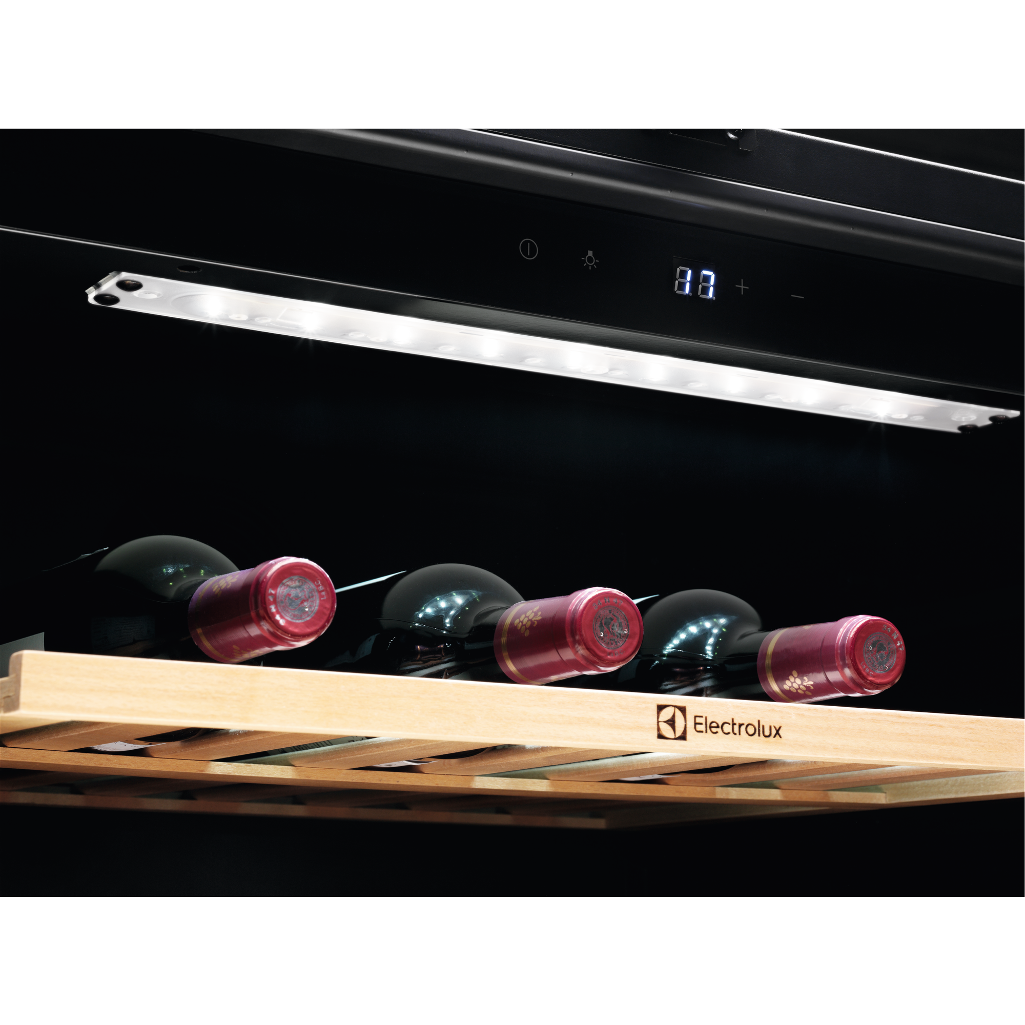 Botellas de vino en balda de madera en vinoteca con luz LED y pantalla digital.