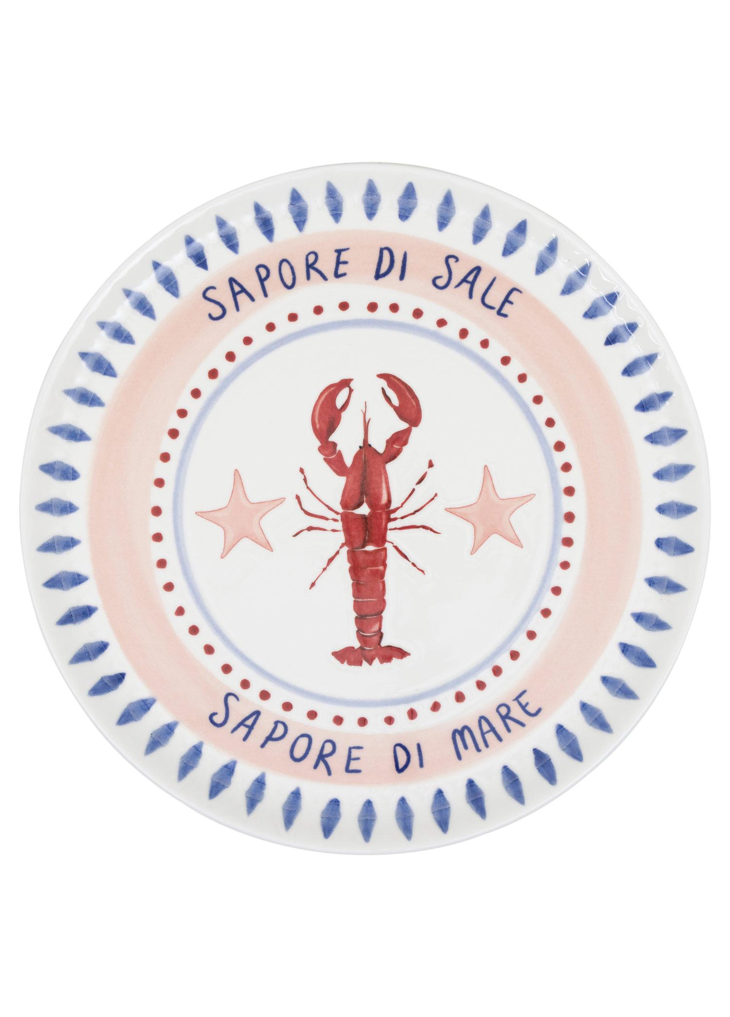 Kırmızı istakoz, deniz yıldızları, mavi kenar süsü ve SAPORE DI SALE ve SAPORE DI MARE yazıları olan beyaz tabak.