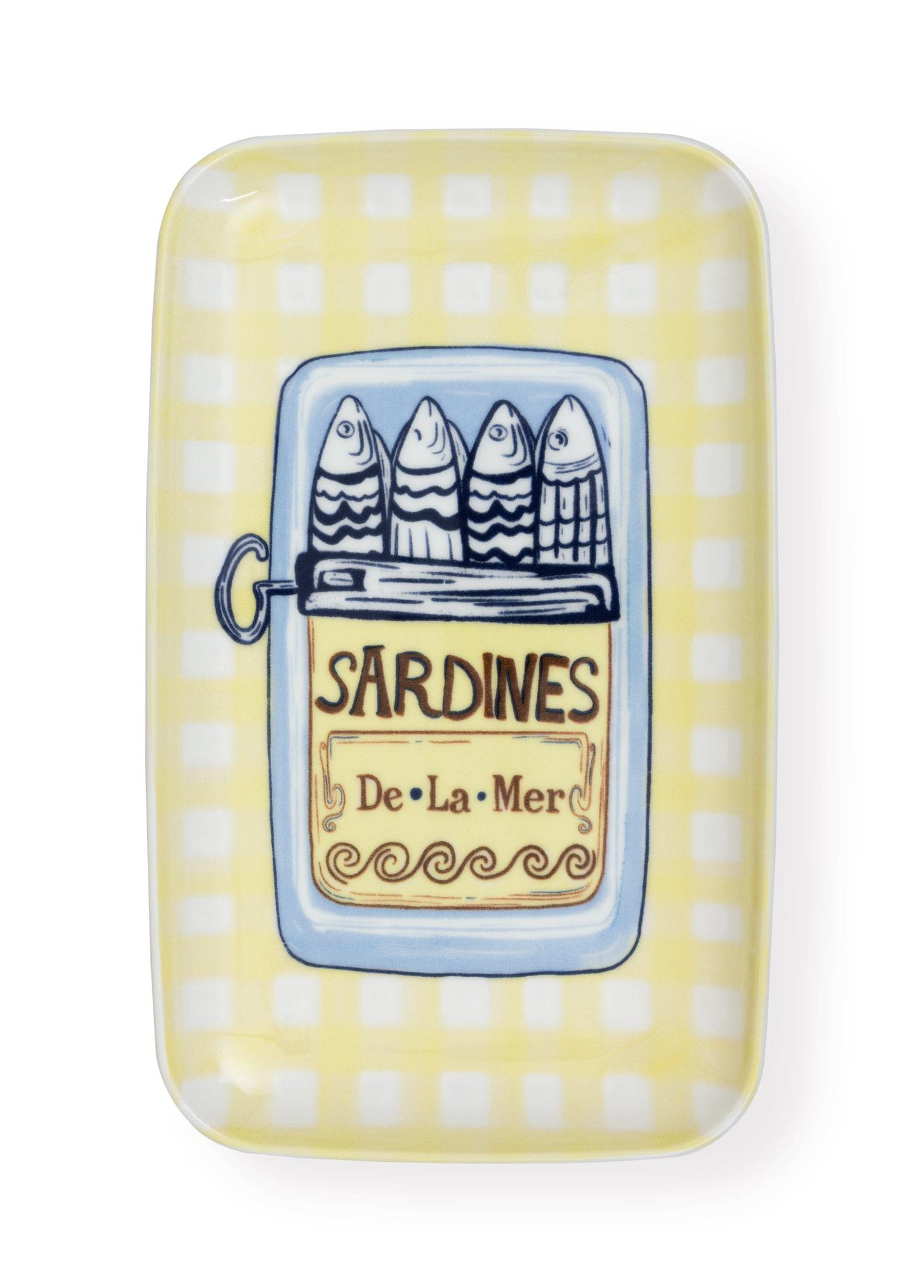 Üzerinde Sardines De La Mer yazan, dört balıklı boyalı bir sardalya kutusu olan sarı ekose tabak.