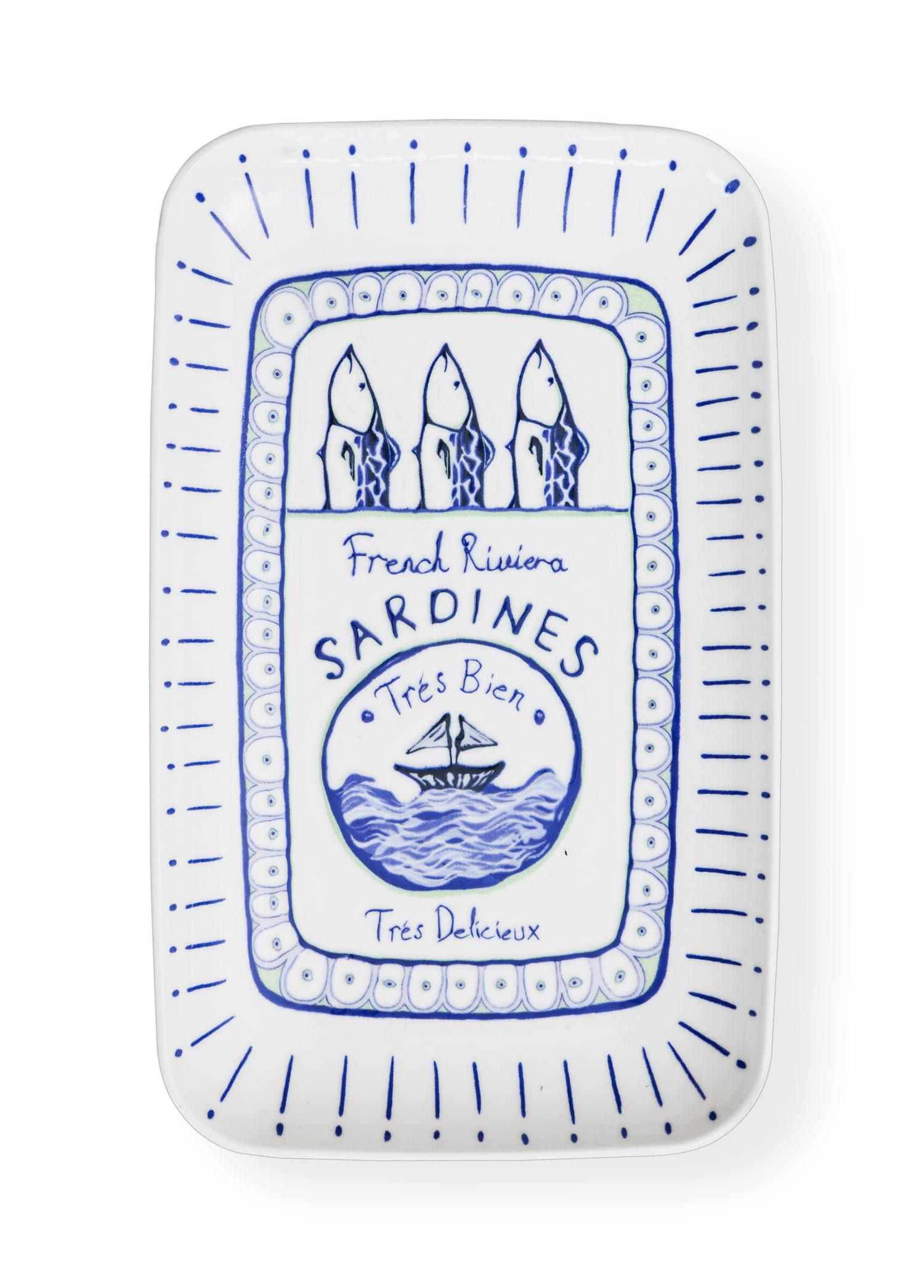 Mavi sardalya illüstrasyonu ve French Riviera Sardines yazısı içeren beyaz dikdortgen seramik tepsi.