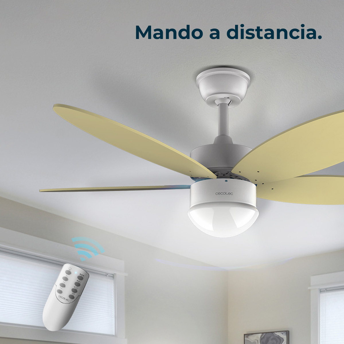Ventilatore da soffitto bianco con pale in legno chiaro, luce integrata e telecomando.