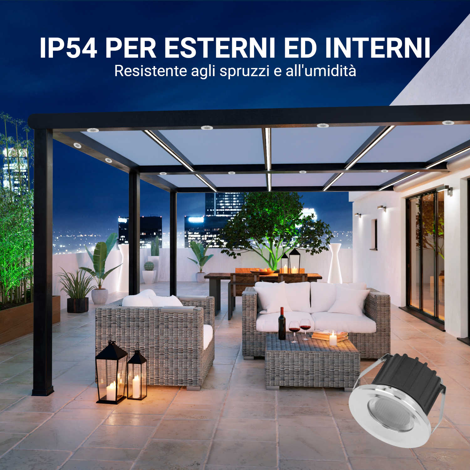 Moderne luci da patio sotto un pergolato di notte con sedute da esterno e vista città.