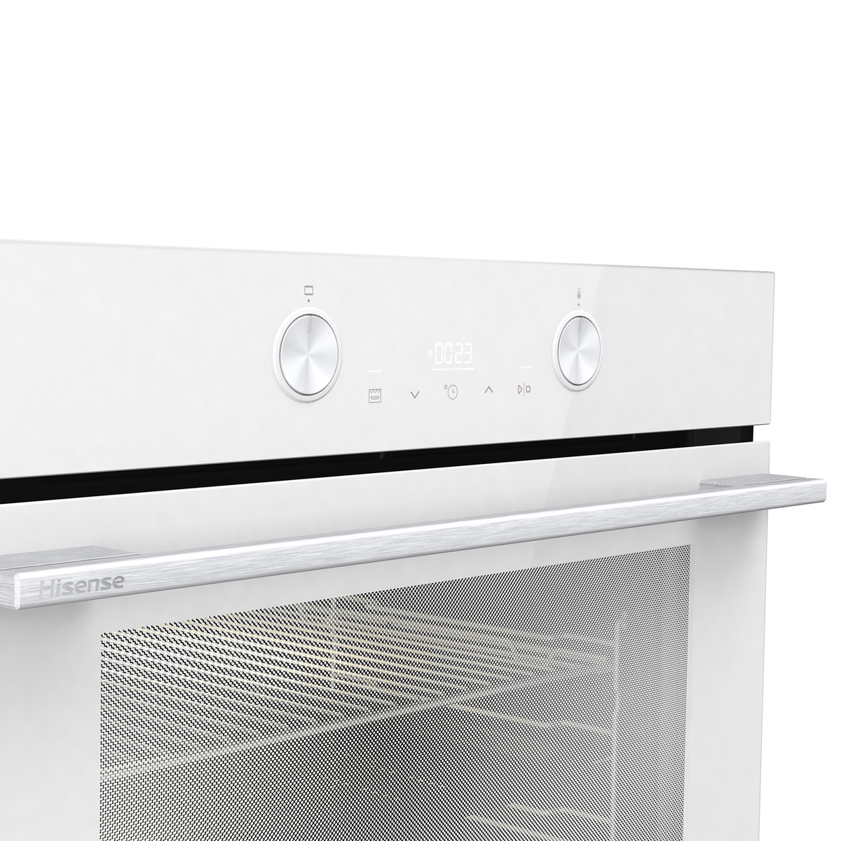 Primer plano de un horno blanco Hisense con tirador plateado, mandos giratorios y pantalla digital en blanco.