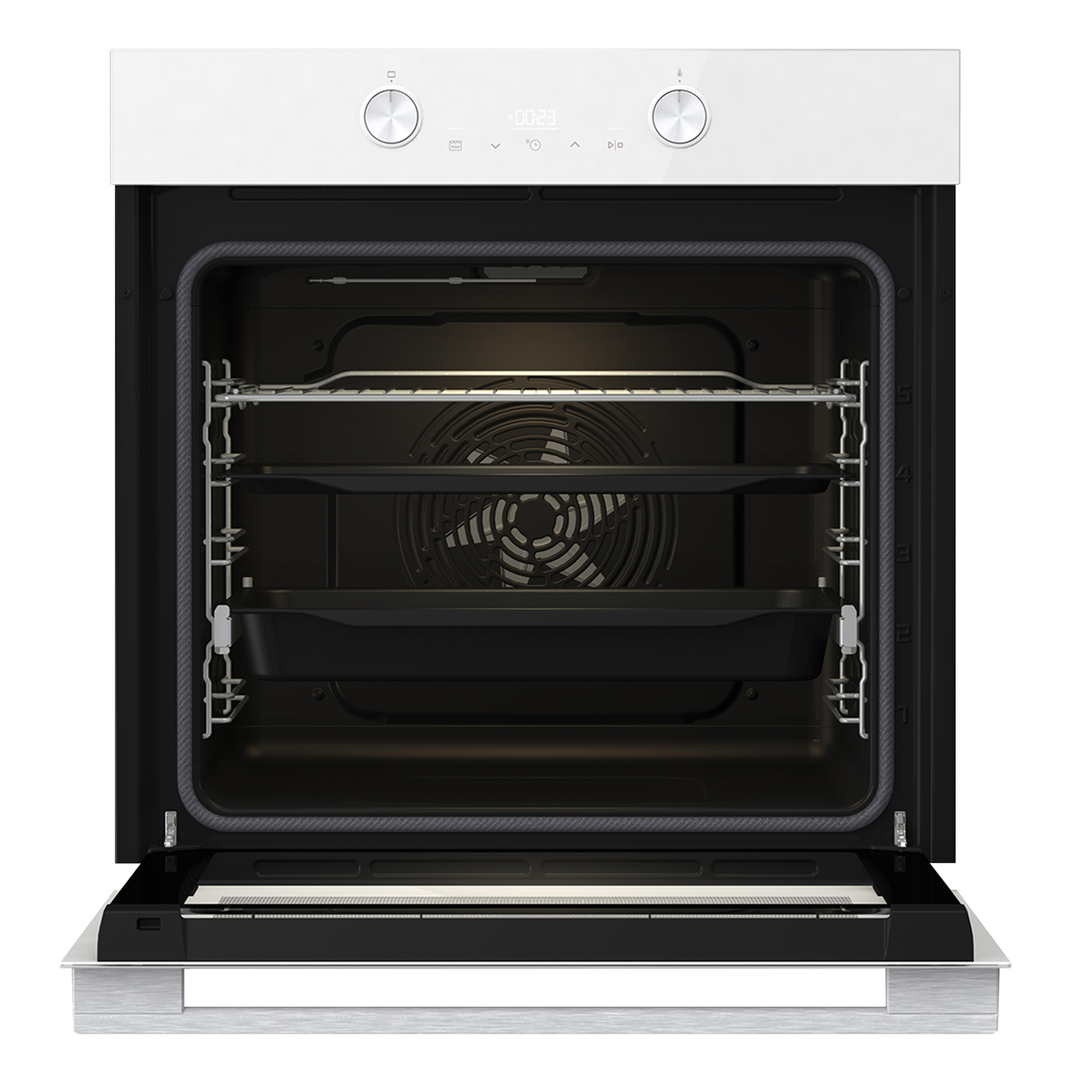 Un horno blanco con puerta abierta, rejillas interiores y bandejas sobre fondo claro.