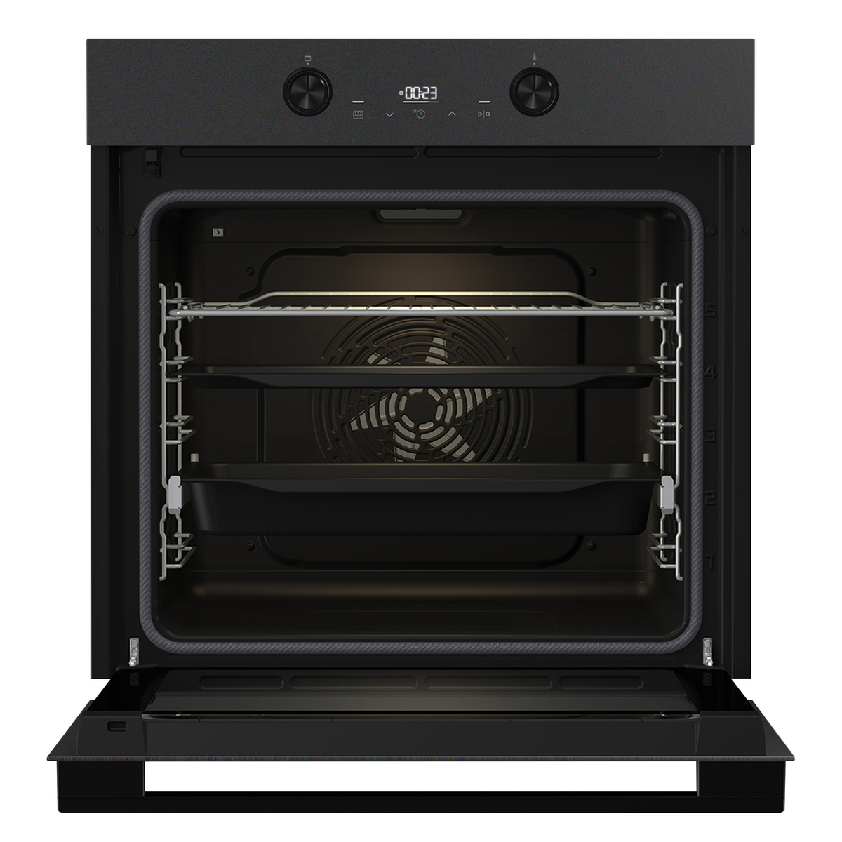 Un horno empotrable negro con la puerta abierta muestra un interior iluminado con rejillas y bandejas.