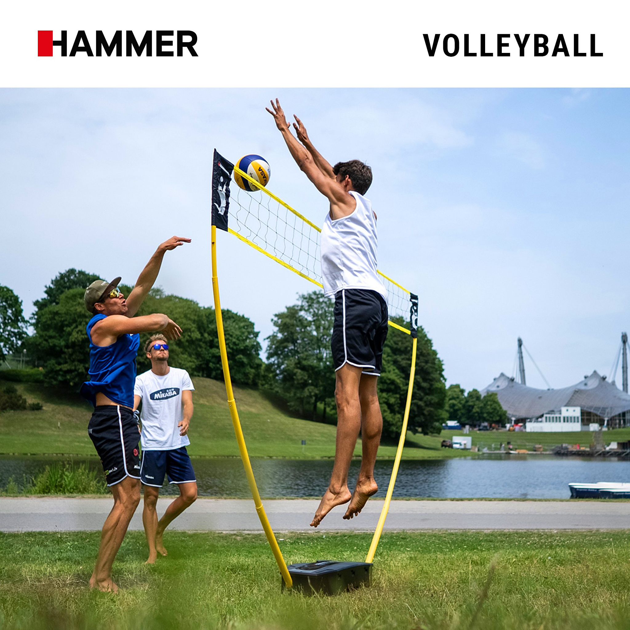 Männer spielen Beachvolleyball im Park am See mit Hammer Volleyball-Netz.
