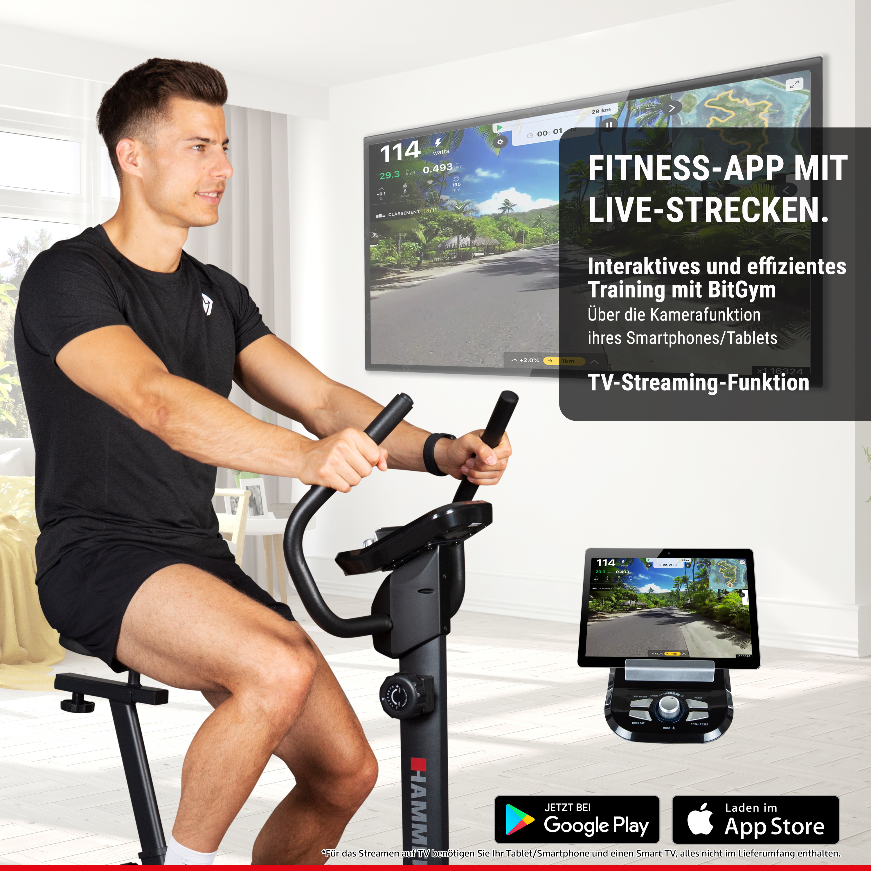Ein Mann fährt Heimtrainer mit Blick auf TV und Tablet mit Fitness-App.