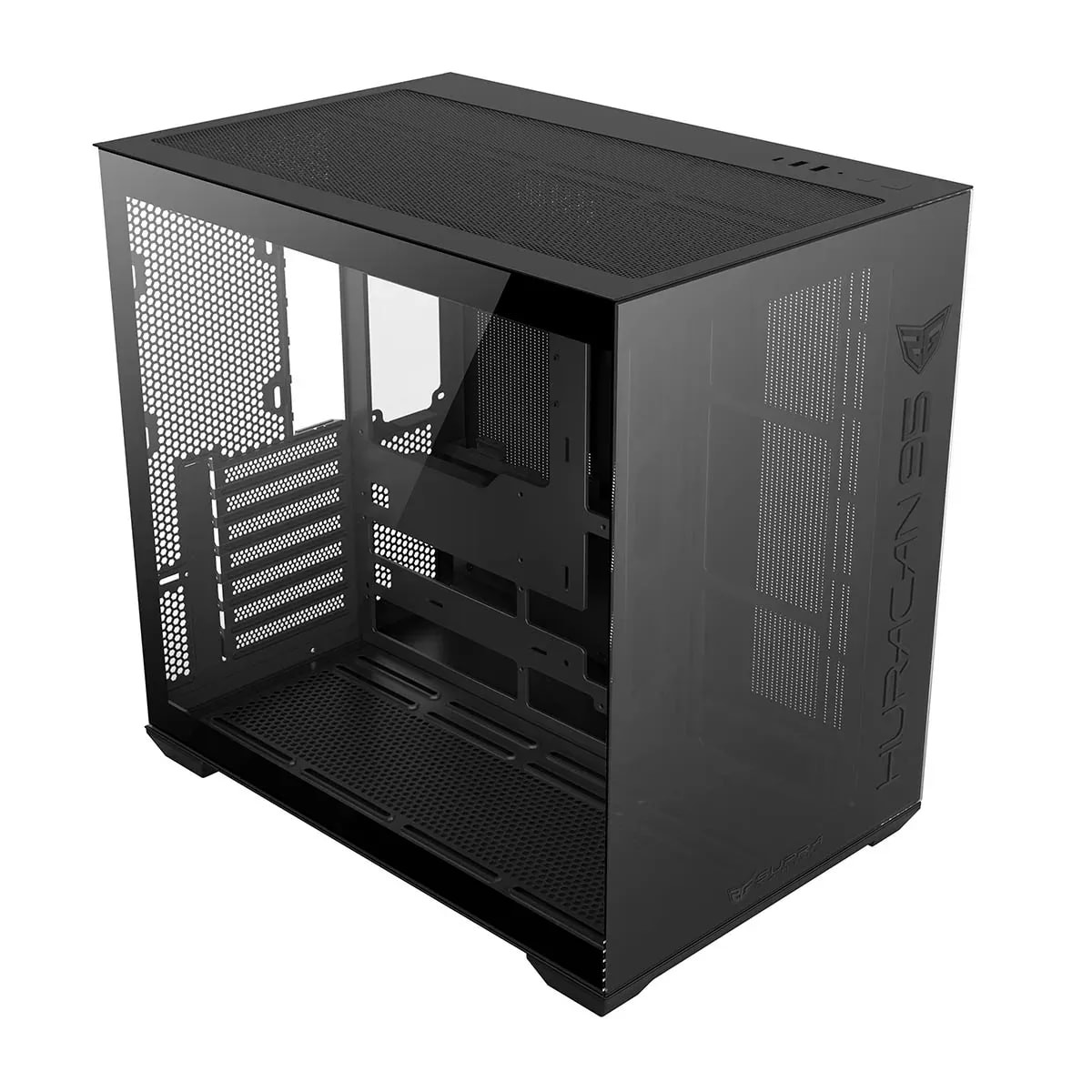 Una torre de PC negra con frontal de cristal y paneles de rejilla sobre fondo blanco.