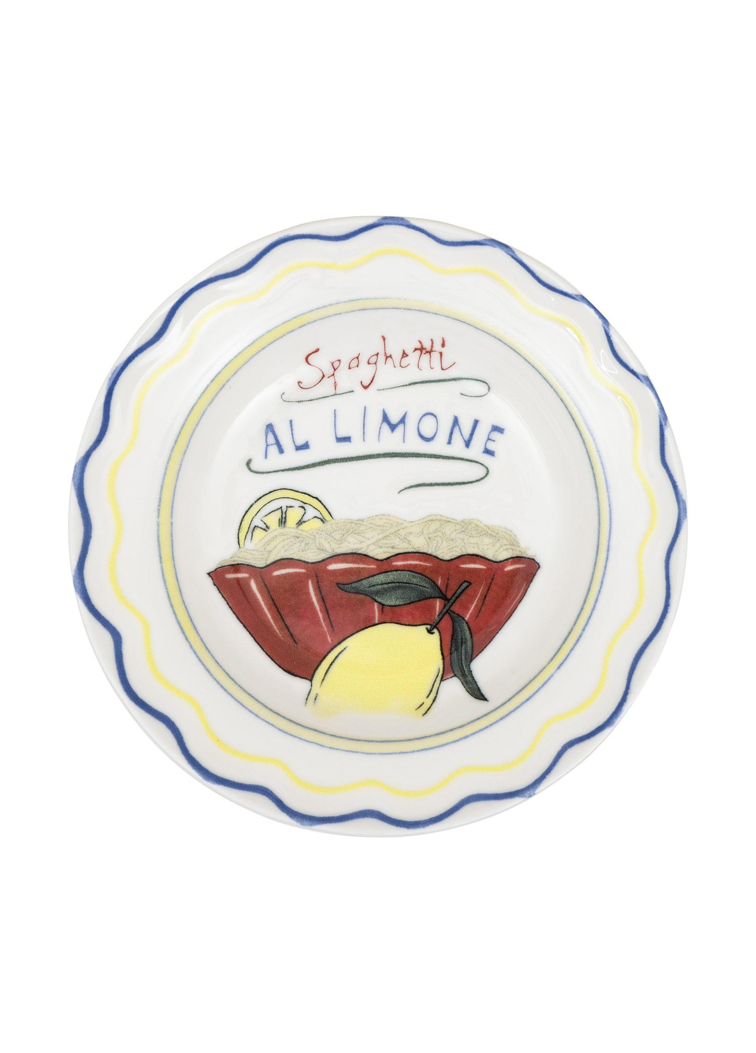 Mavi ve sarı dalgalı kenarlı, üzerinde spaghetti ve limon resimleri olan beyaz dekoratif tabak.