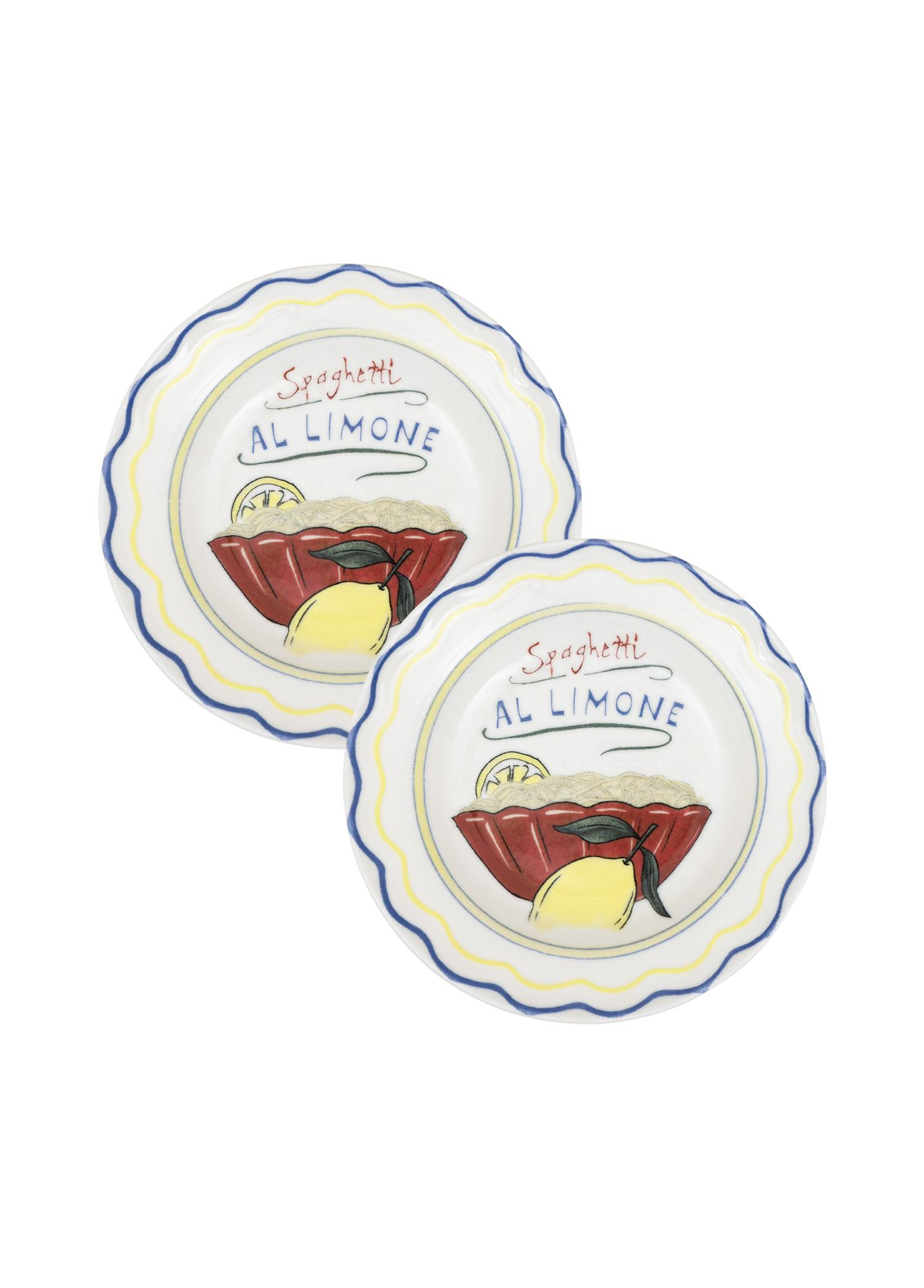 Dalgalı kenarlı, kırmızı kase illüstrasyonlu ve Spaghetti al Limone yazılı iki beyaz seramik tabak.