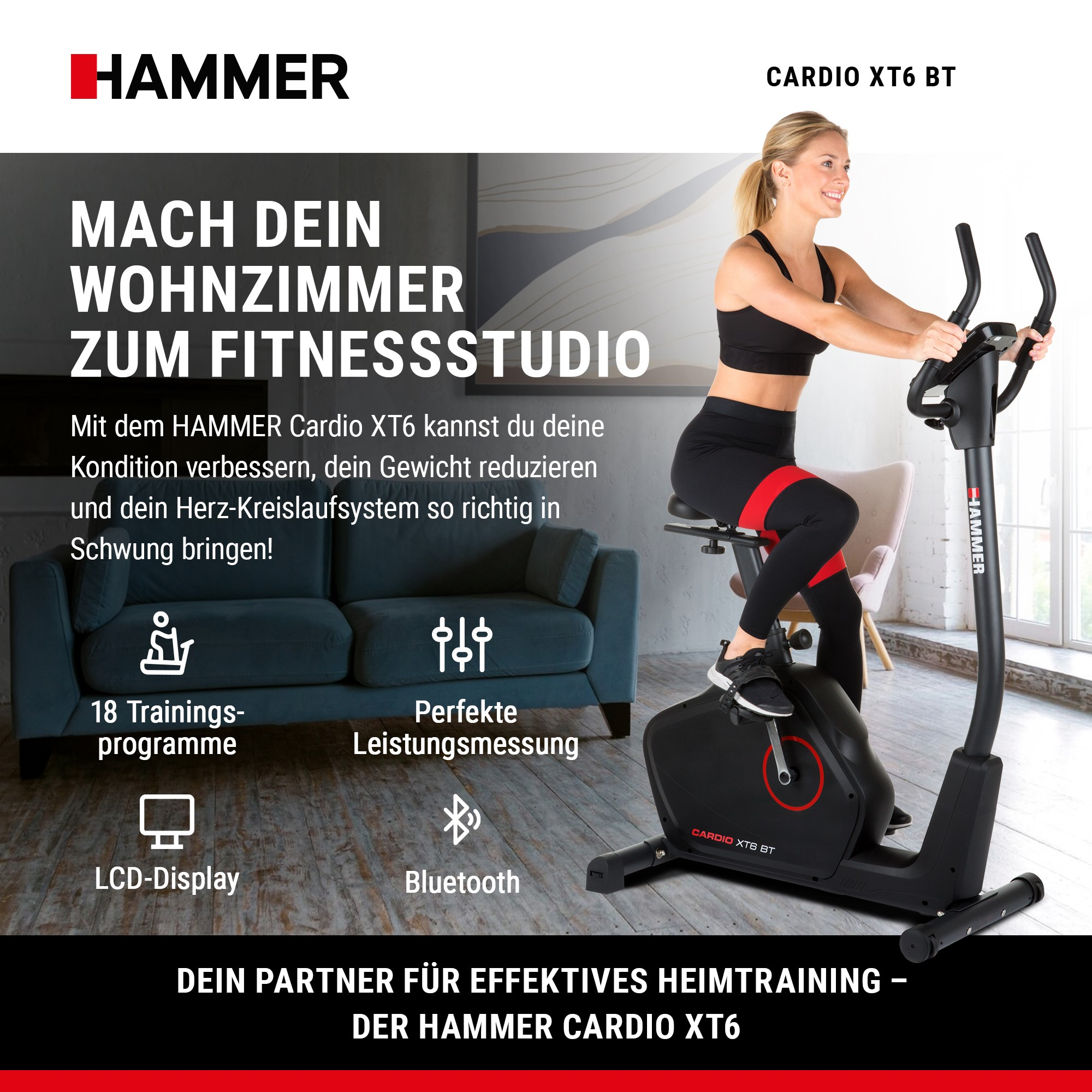 Frau trainiert auf einem Hammer Cardio XT6 Heimtrainer in einem Wohnzimmer mit blauem Sofa.