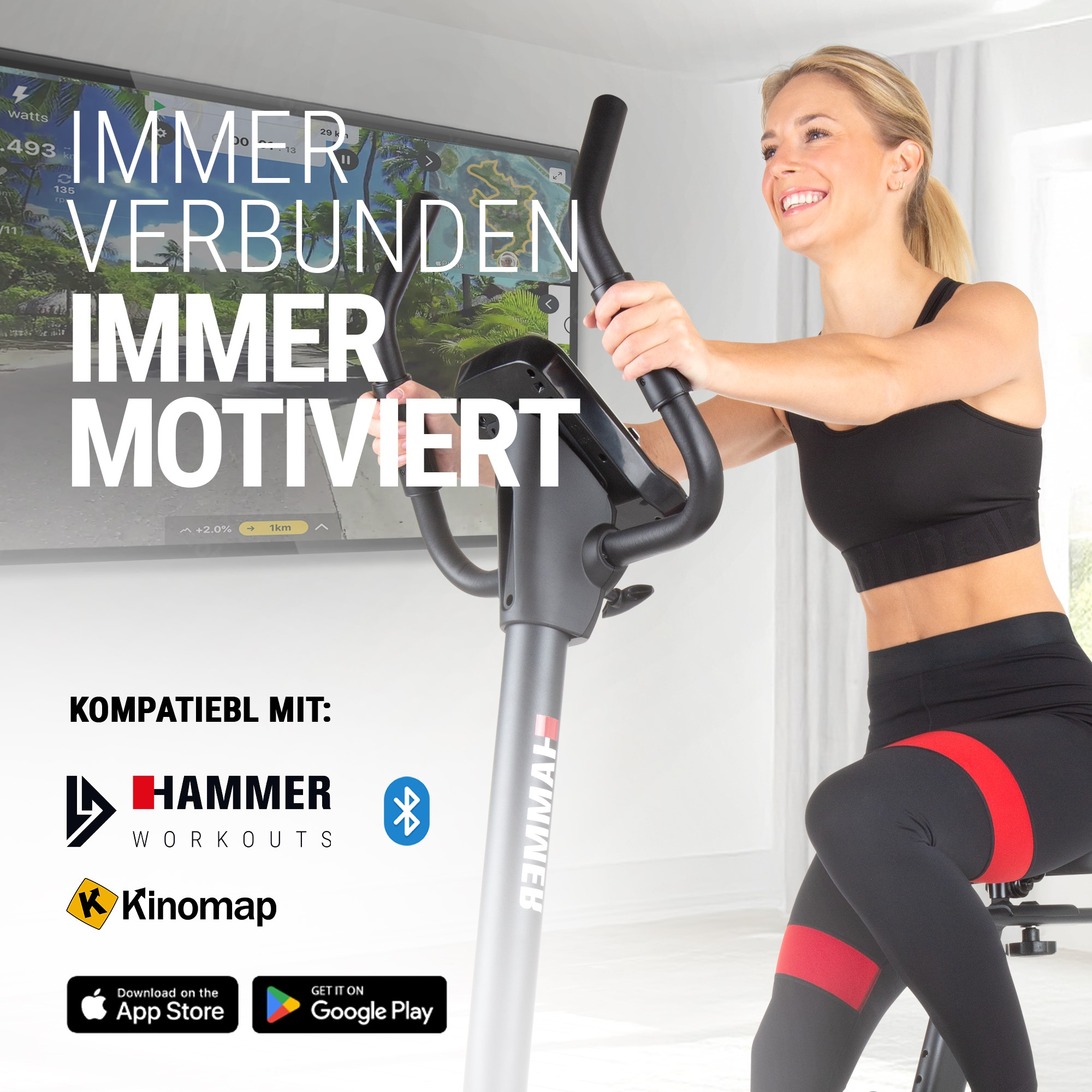 Blonde Frau lächelt auf einem Fitnessgerät, im Hintergrund ein Bildschirm mit Trainingsapp.