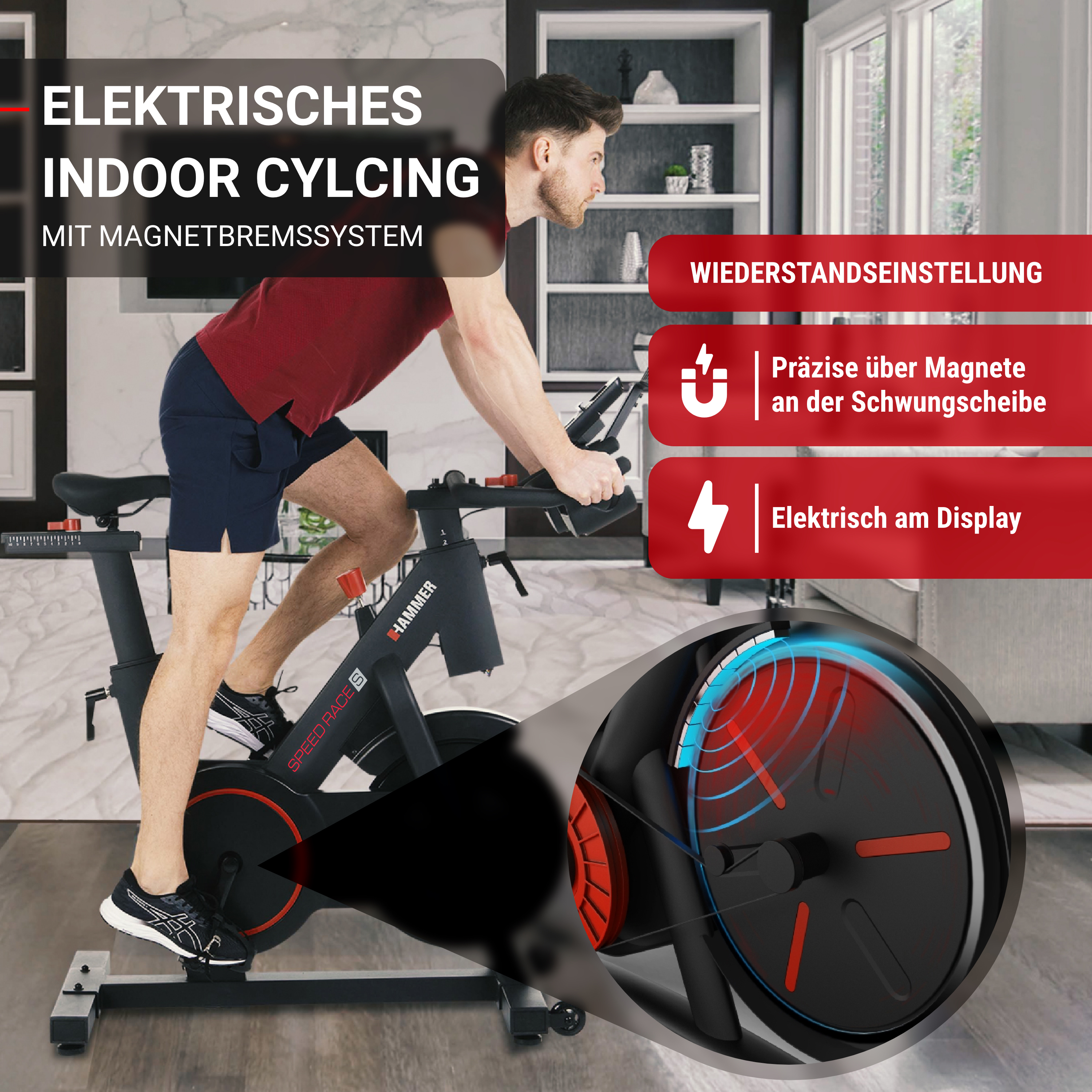 Ein Mann trainiert im Wohnzimmer auf einem elektrischen Indoor-Fahrrad mit Magnetbremssystem.
