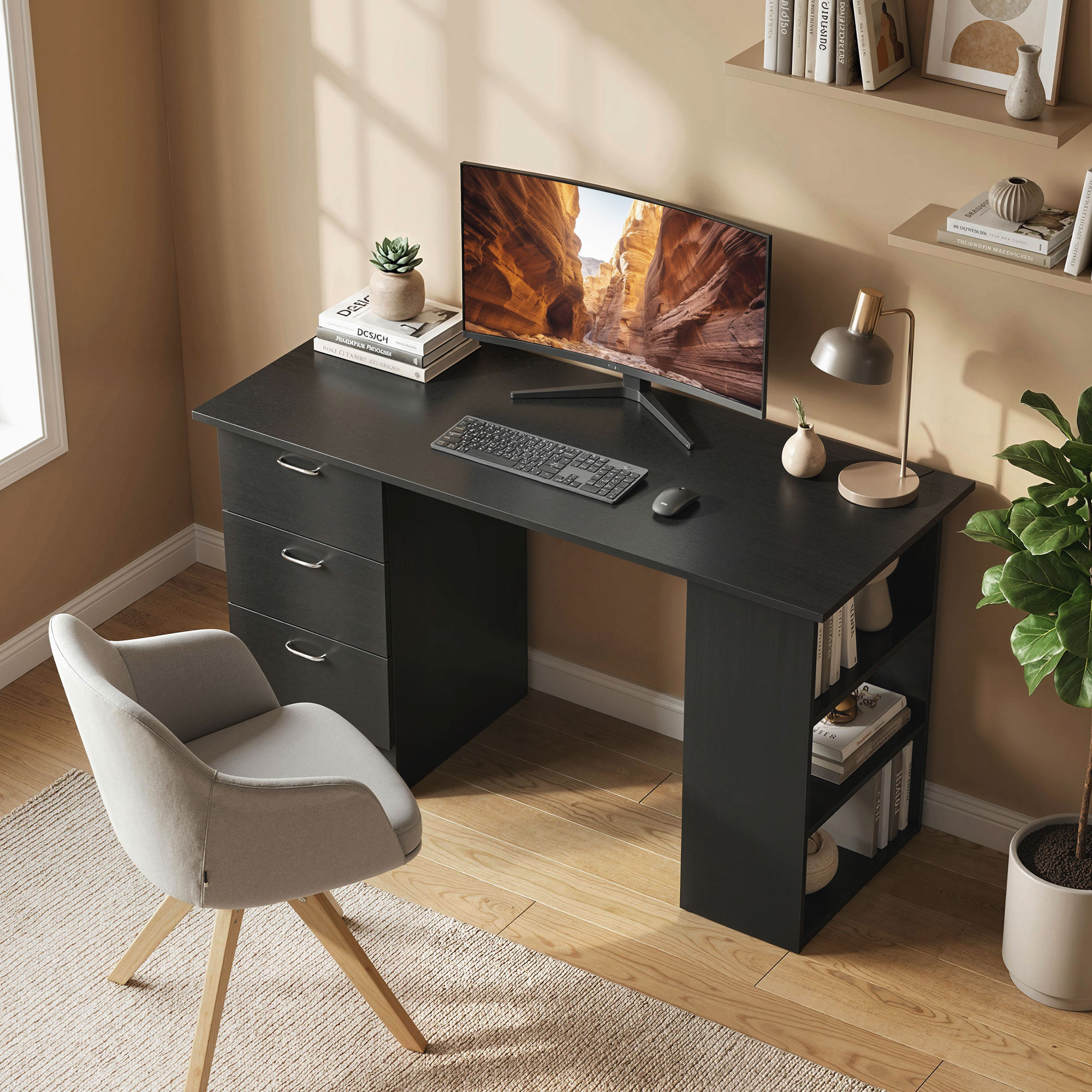 Una scrivania nera con monitor, lampada e sedia grigia su pavimento in legno.
