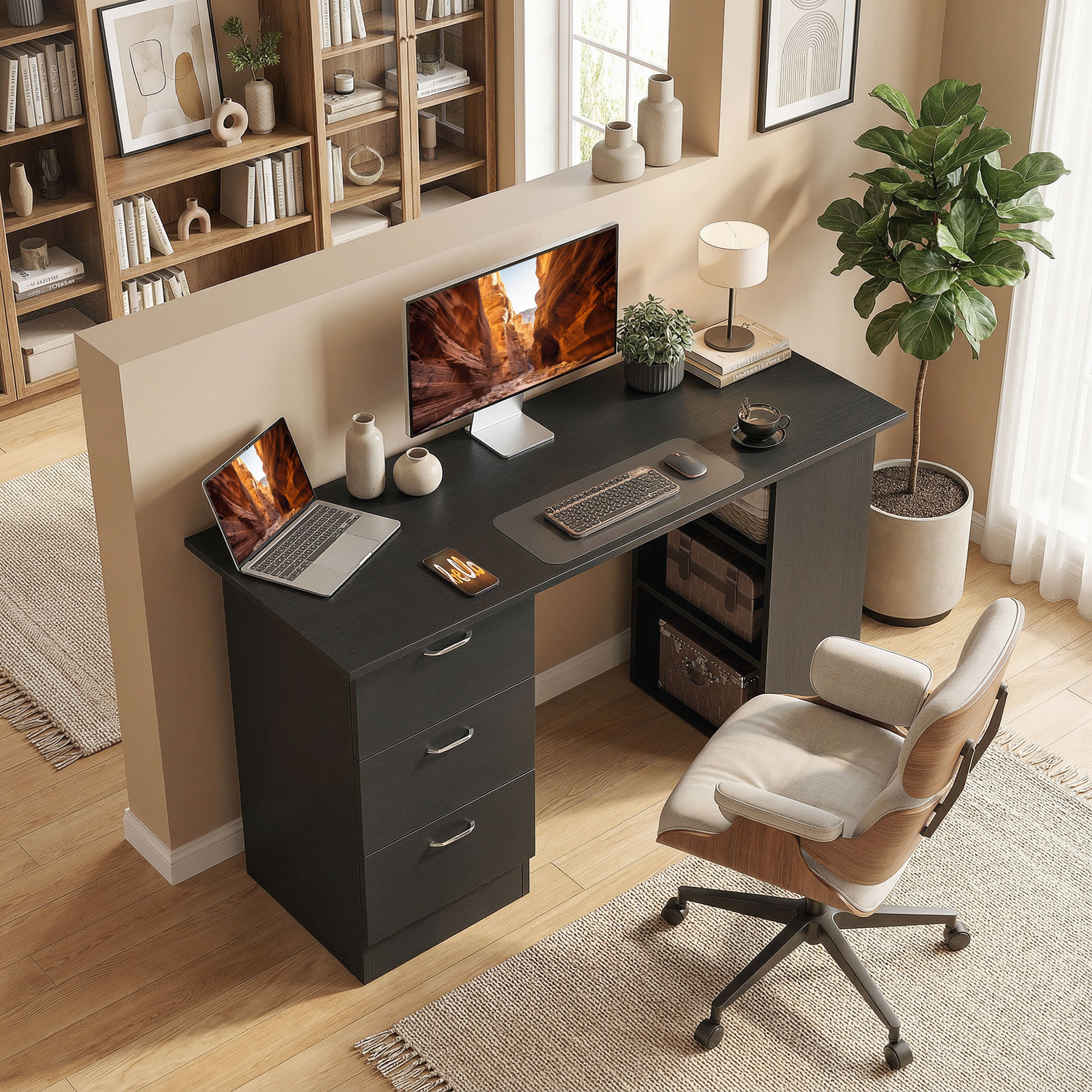 Moderna scrivania nera con monitor, laptop, sedia e piante in una stanza luminosa.