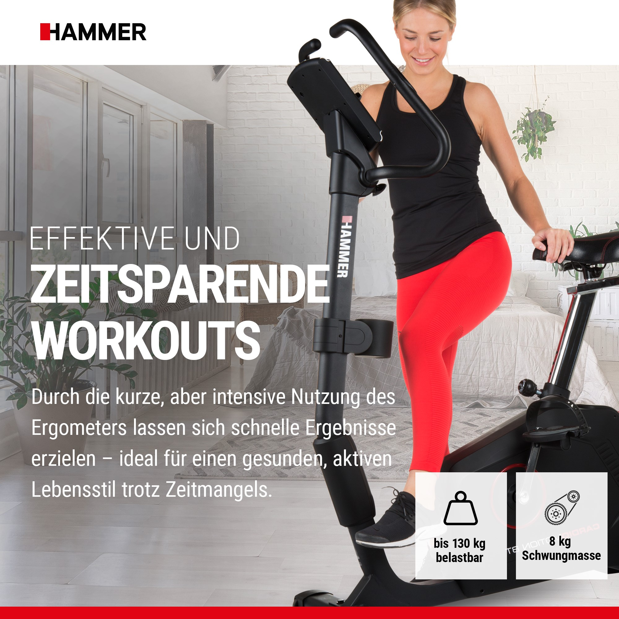 Eine lächelnde Frau in schwarzem Oberteil und roten Leggings trainiert auf einem Heimtrainer in einem hellen Raum.