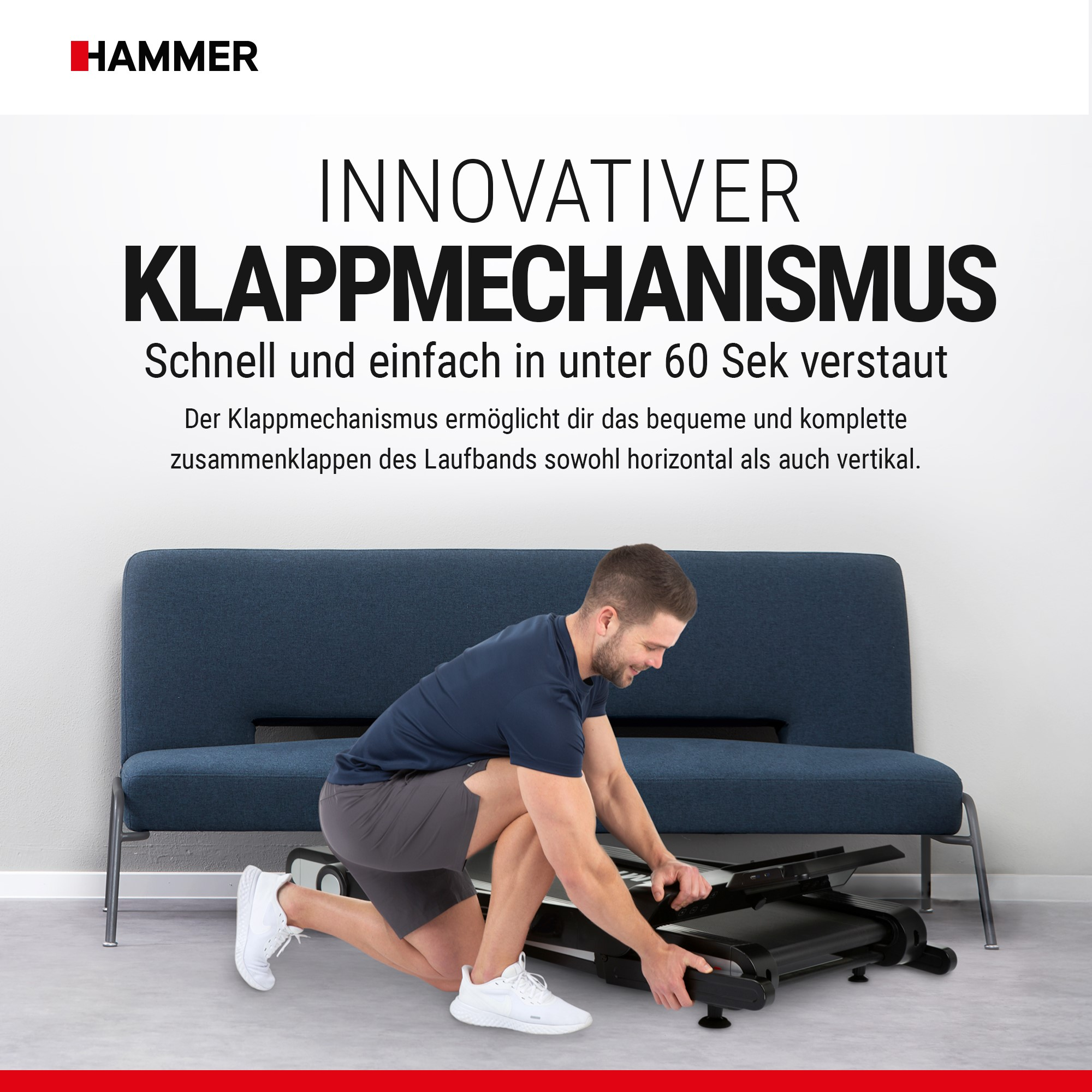 Ein Mann kniet vor einem blauen Sofa und klappt ein schwarzes Laufband zusammen. Text im oberen Bereich.