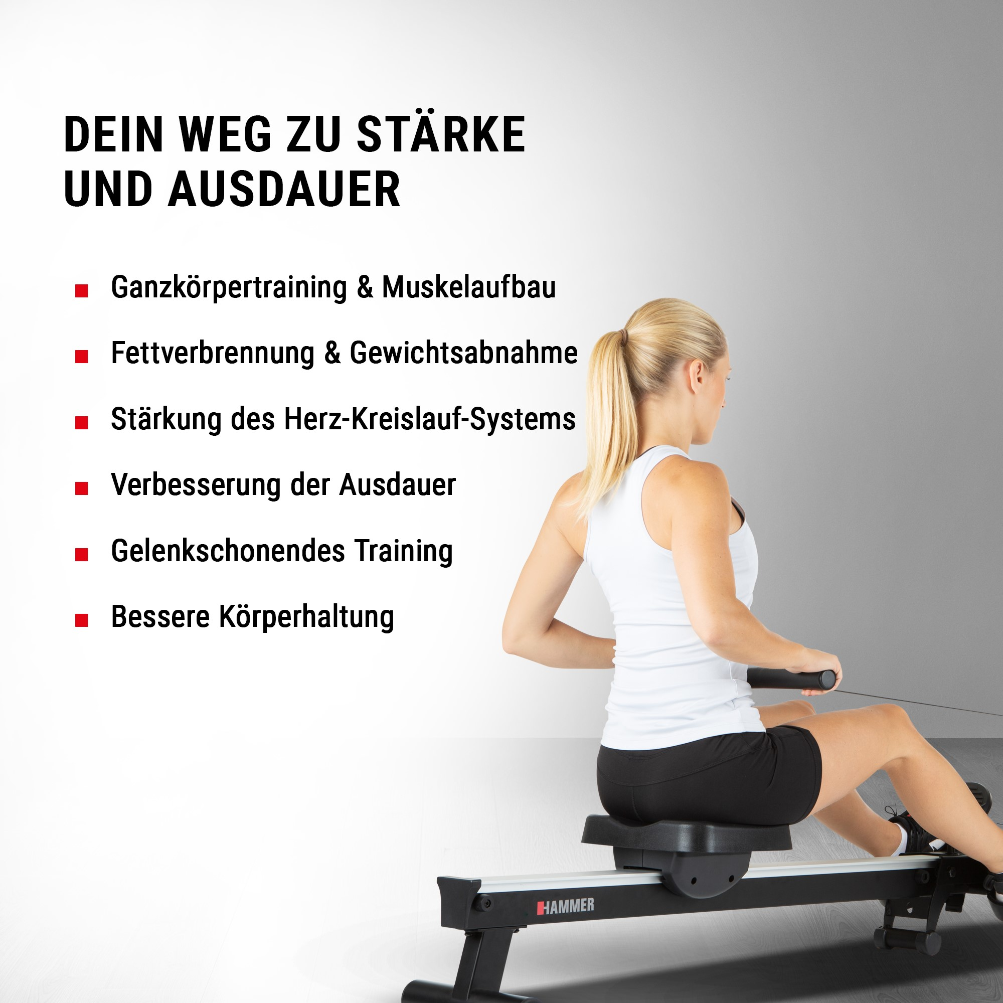 Blonde Frau in Sportkleidung trainiert auf einem Rudergerät vor einer grauen Wand mit deutscher Fitness-Werbung.