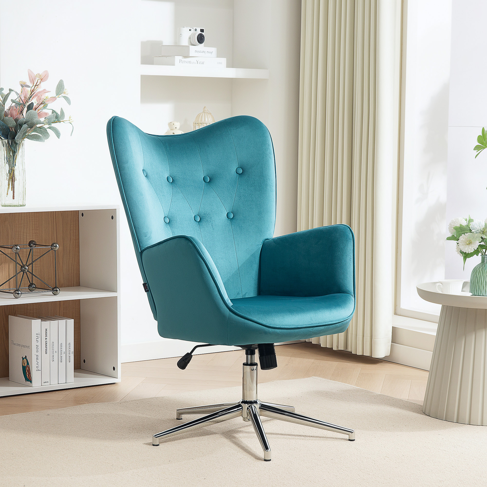 Una sedia da ufficio in velluto blu con base a stella cromata in una stanza luminosa e moderna.