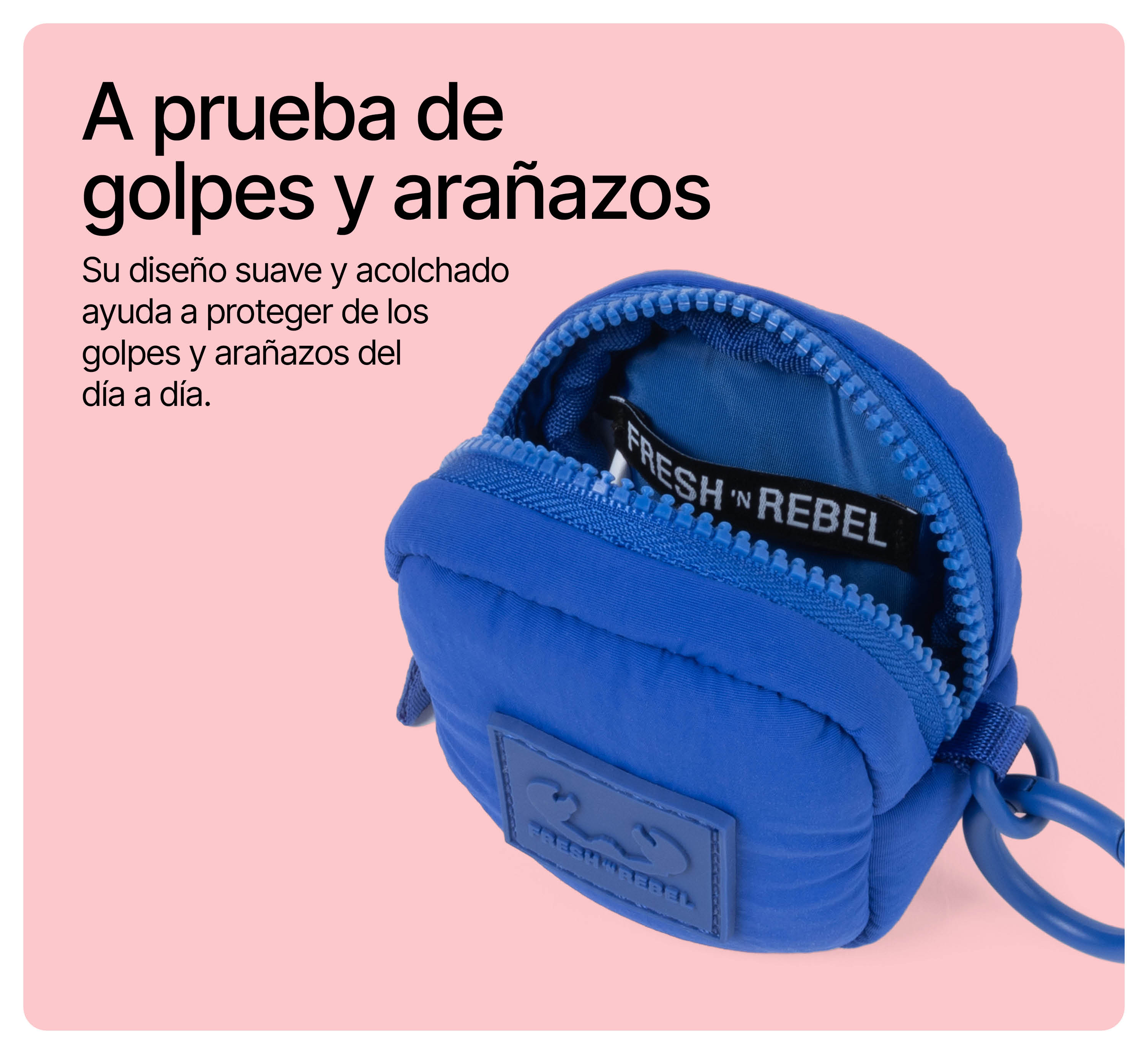 Un estuche acolchado azul abierto con cremallera sobre fondo rosa y texto en español.