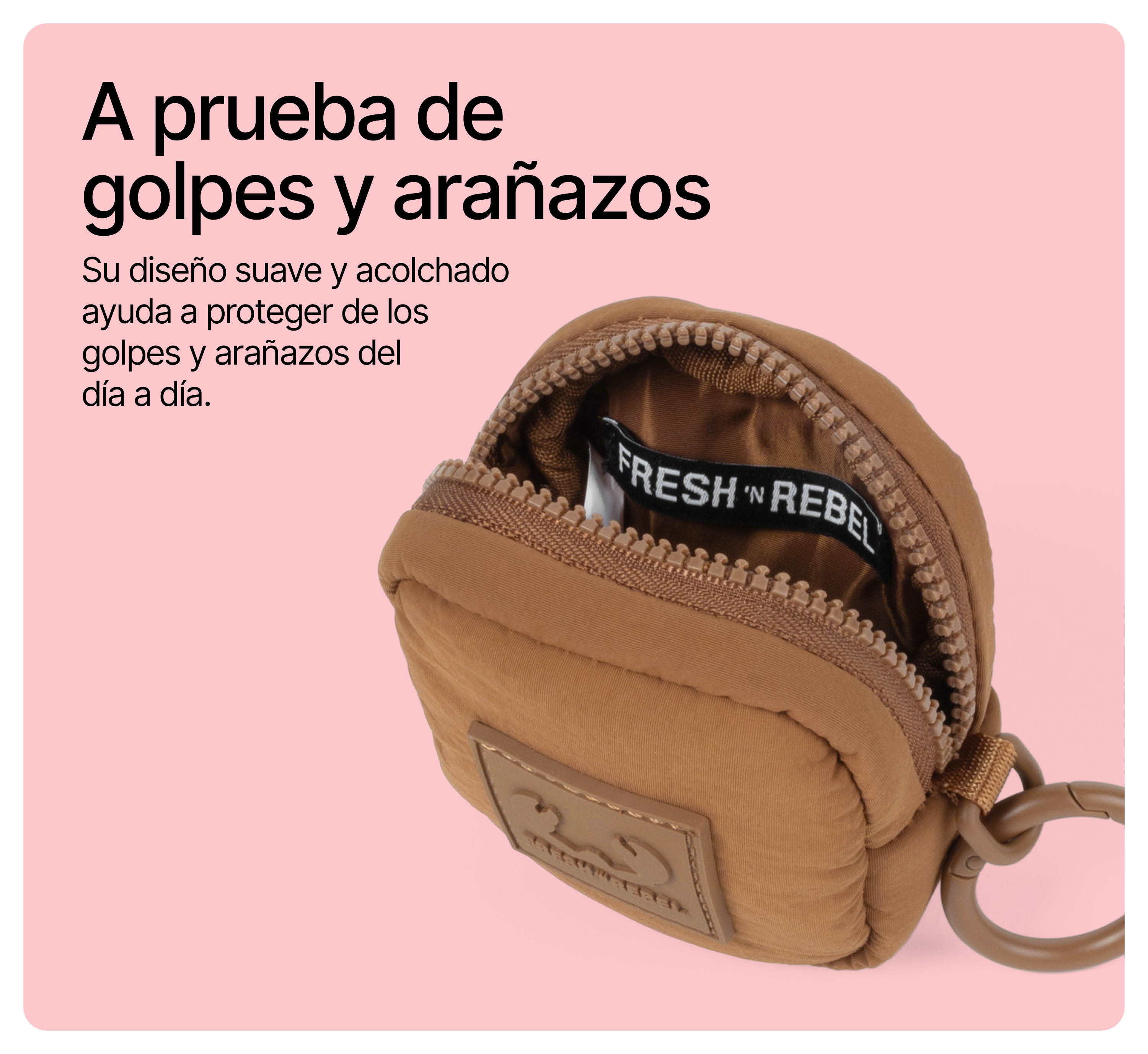 Un estuche marrón acolchado con cremallera y etiqueta de marca sobre fondo rosa, con texto en español.