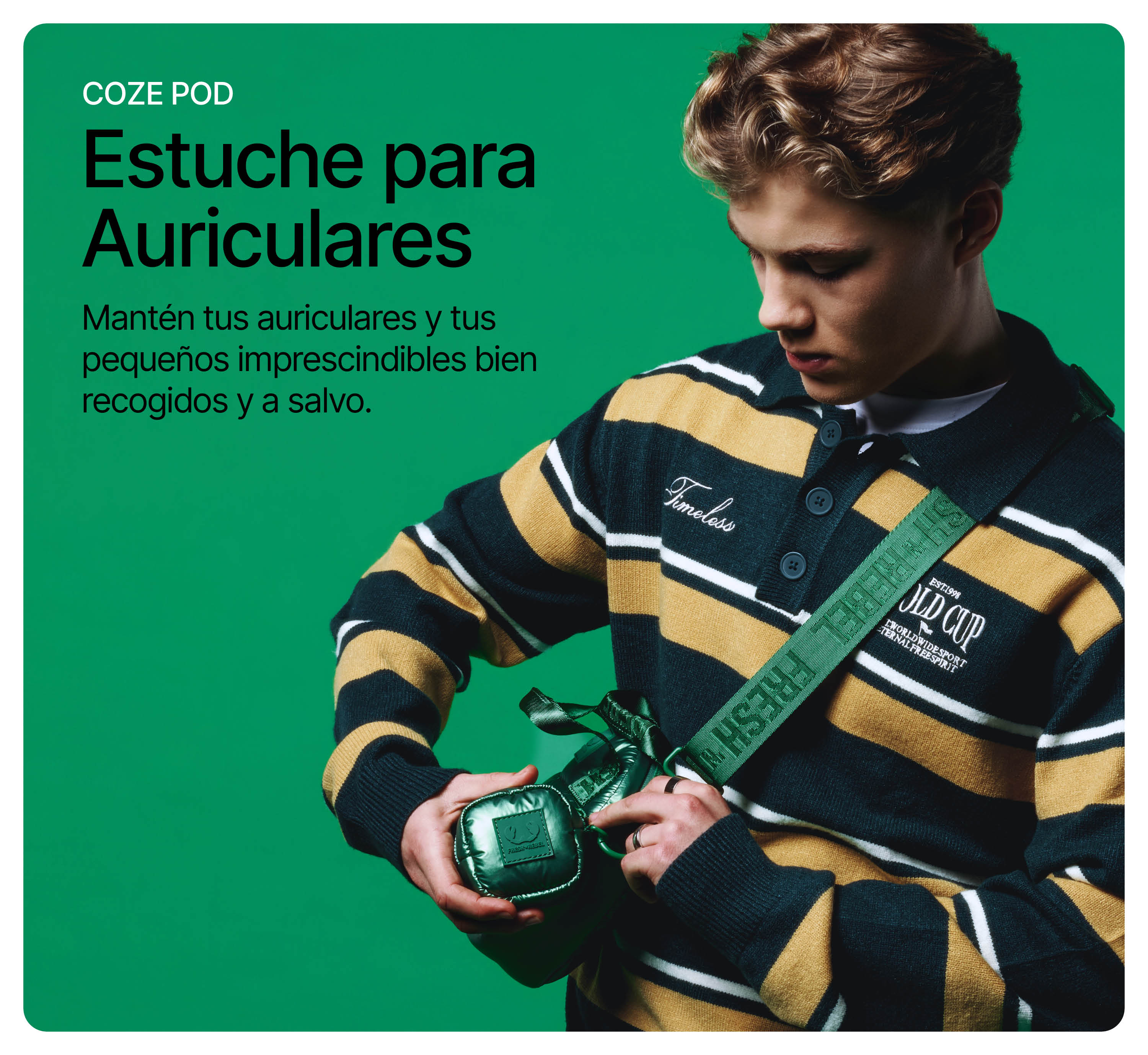 Un joven con suéter a rayas sostiene un pequeño estuche verde sobre un fondo verde.