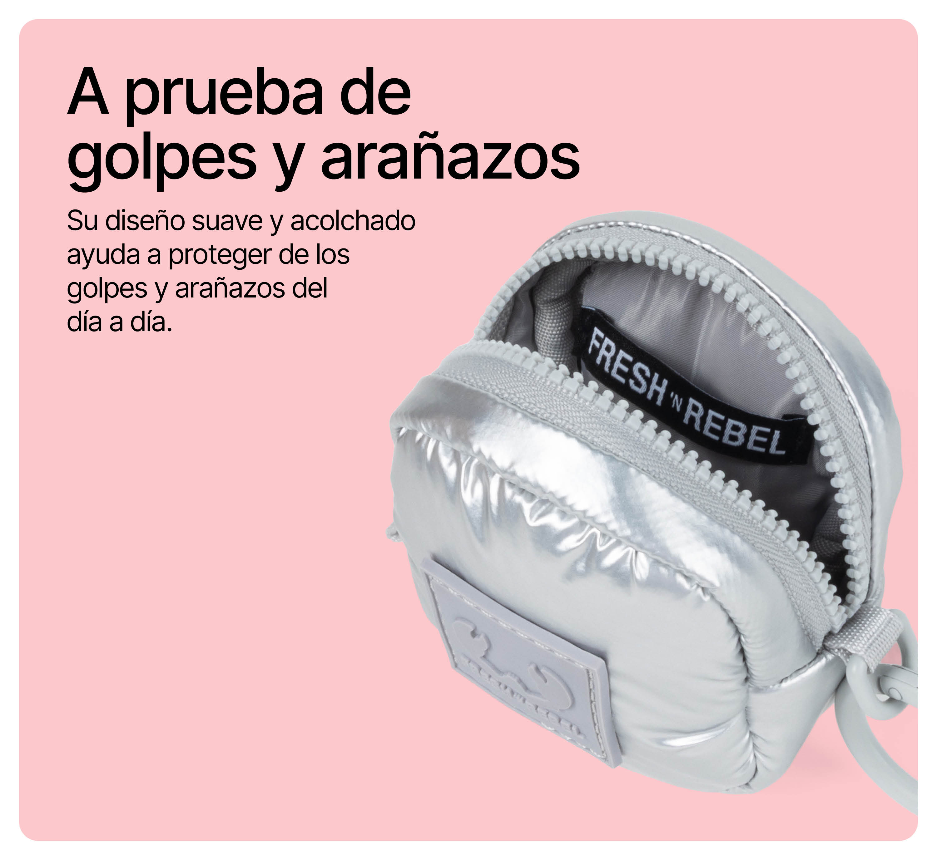 Un pequeño bolso plateado y acolchado con cremallera abierta sobre fondo rosa.