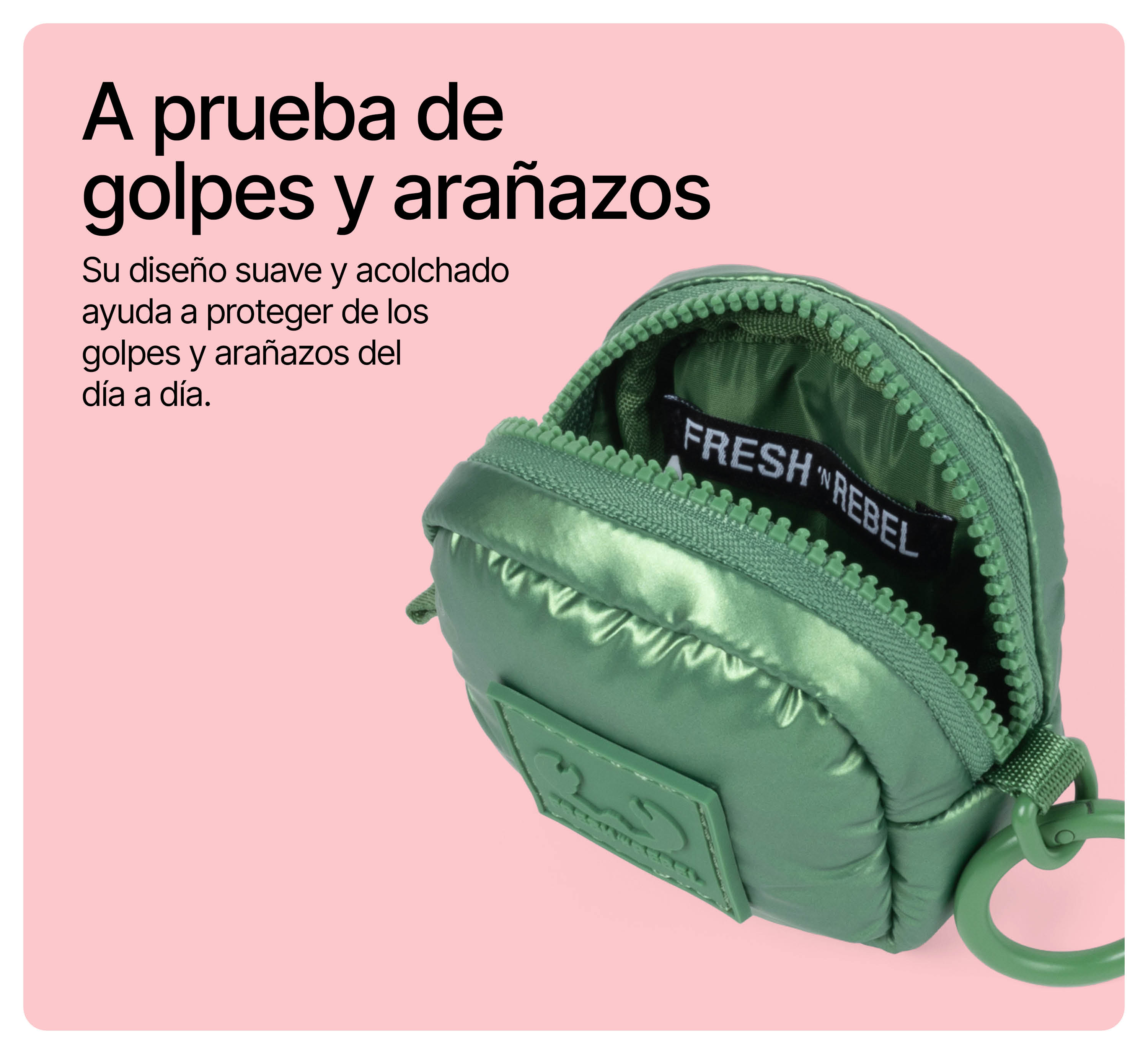Un estuche verde acolchado con cremallera y etiqueta interior sobre fondo rosa.