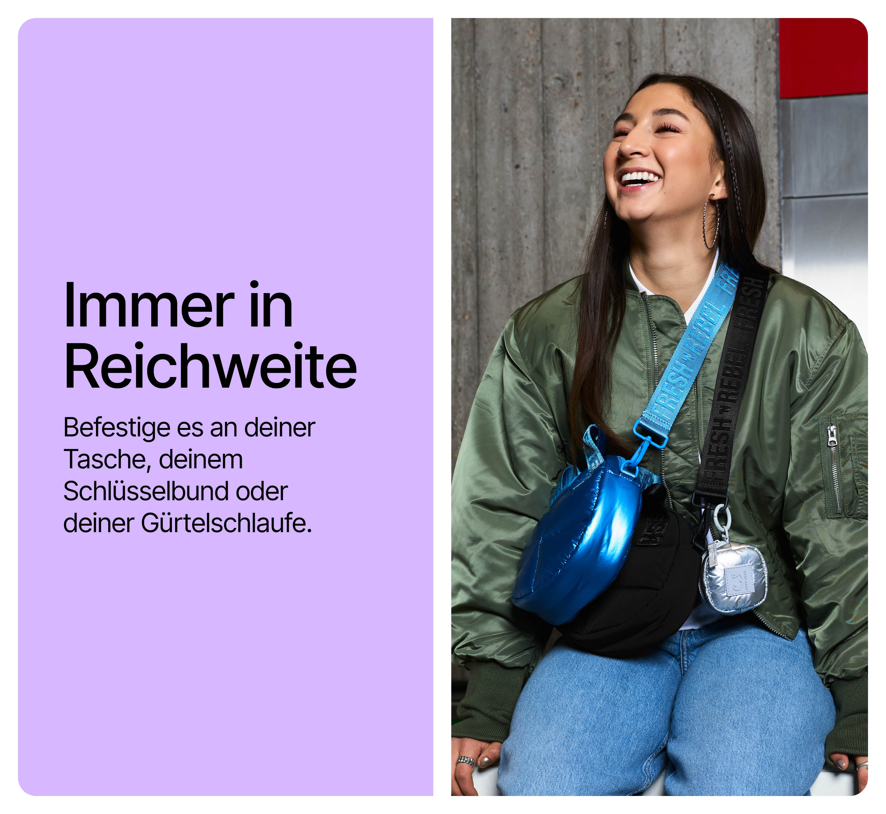 Una mujer sonriente con chaqueta bomber verde, bolsos azul y plateado.