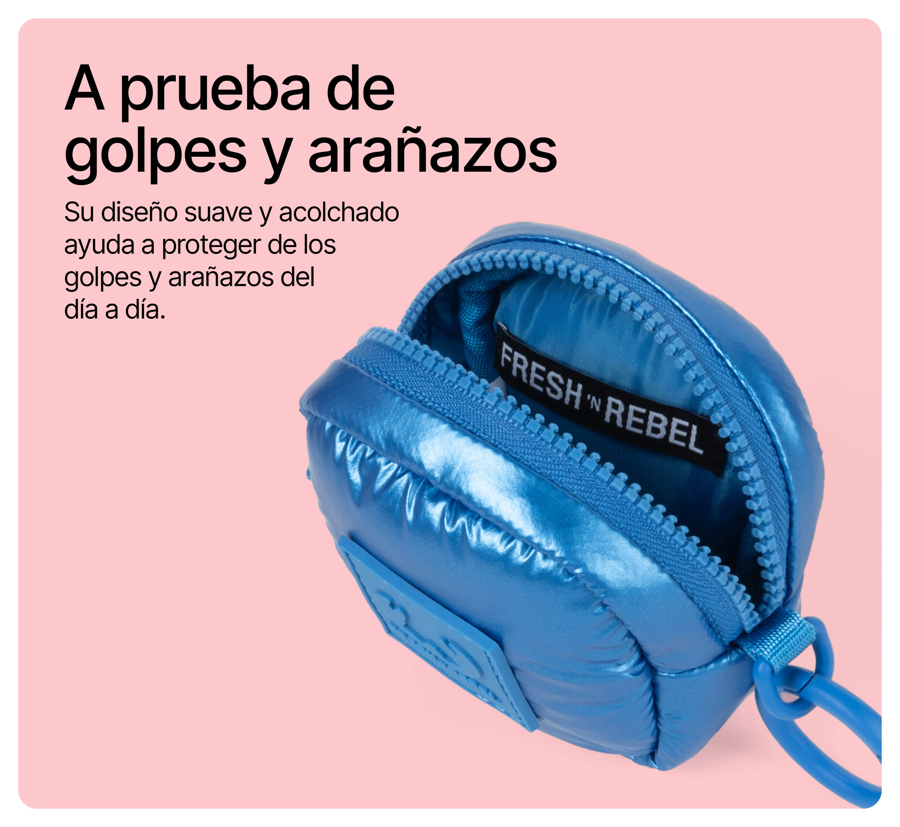 Un estuche azul, acolchado y con cremallera sobre fondo rosa con texto en español.