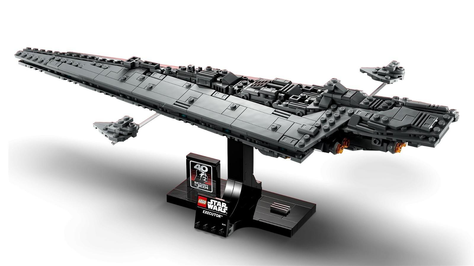 Ein Lego Star Wars Executor Super Star Destroyer Modell auf einem schwarzen Display-Ständer.