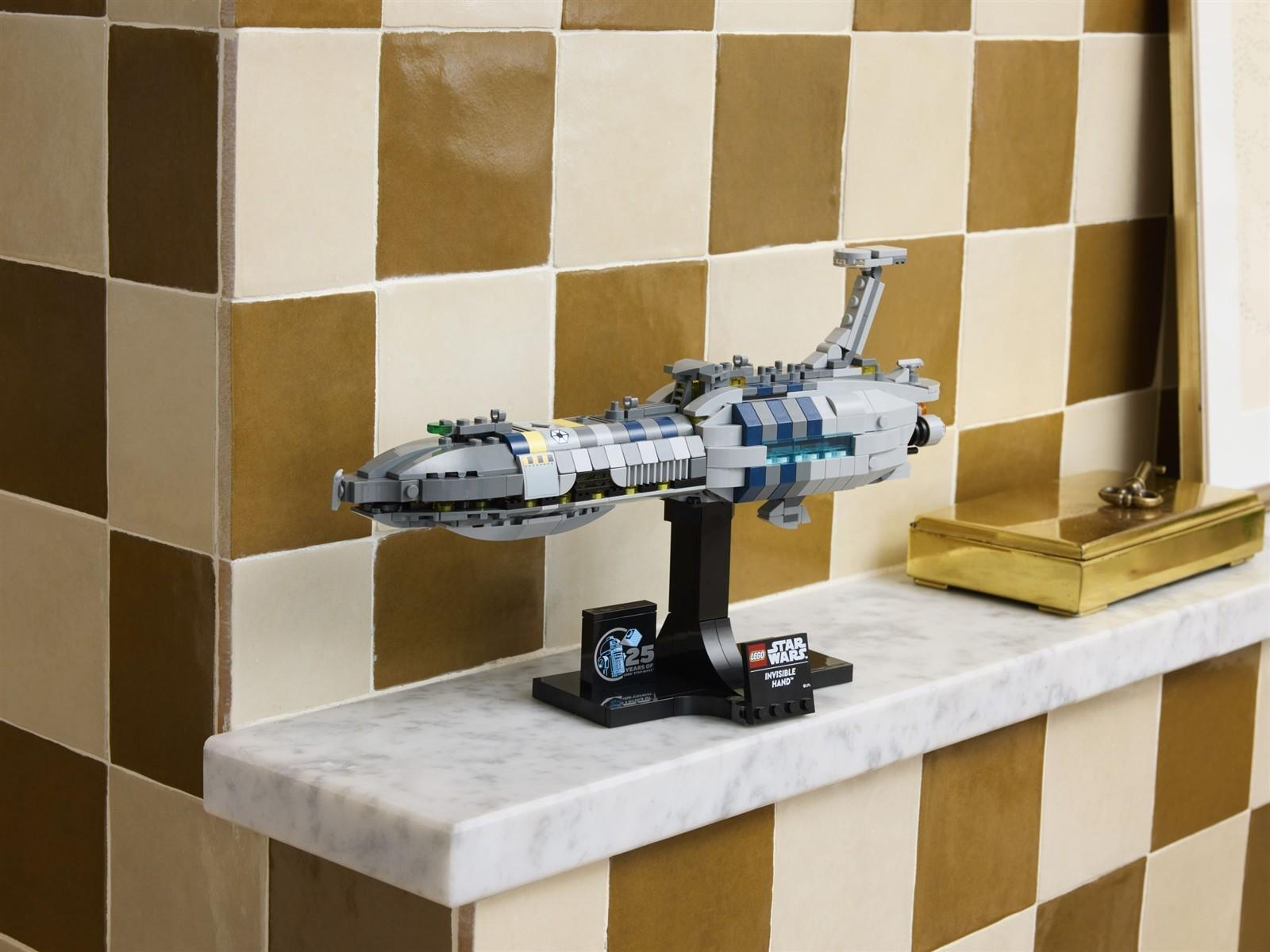 Ein Lego Star Wars Invisible Hand Raumschiffmodell steht auf einem schwarzen Ständer auf einem Marmorregal.