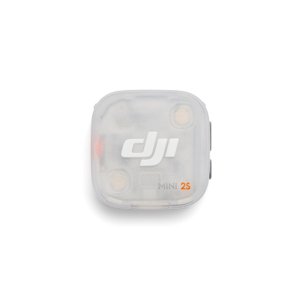 Un dispositivo blanco DJI Mini 2S dentro de una funda protectora transparente sobre fondo blanco.