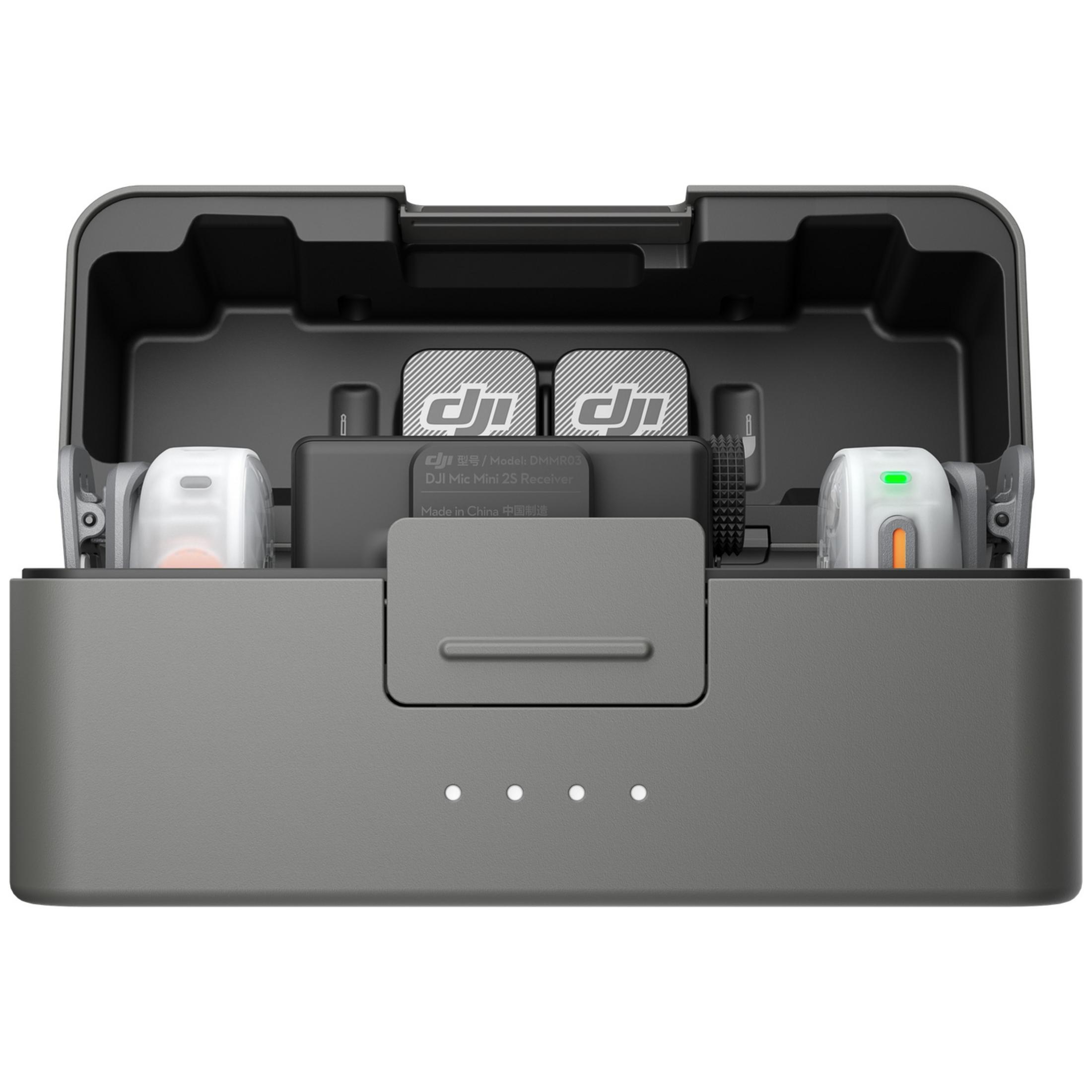 Estuche de carga DJI con un receptor de micrófono inalámbrico y dos transmisores con luces de estado sobre un fondo gris.