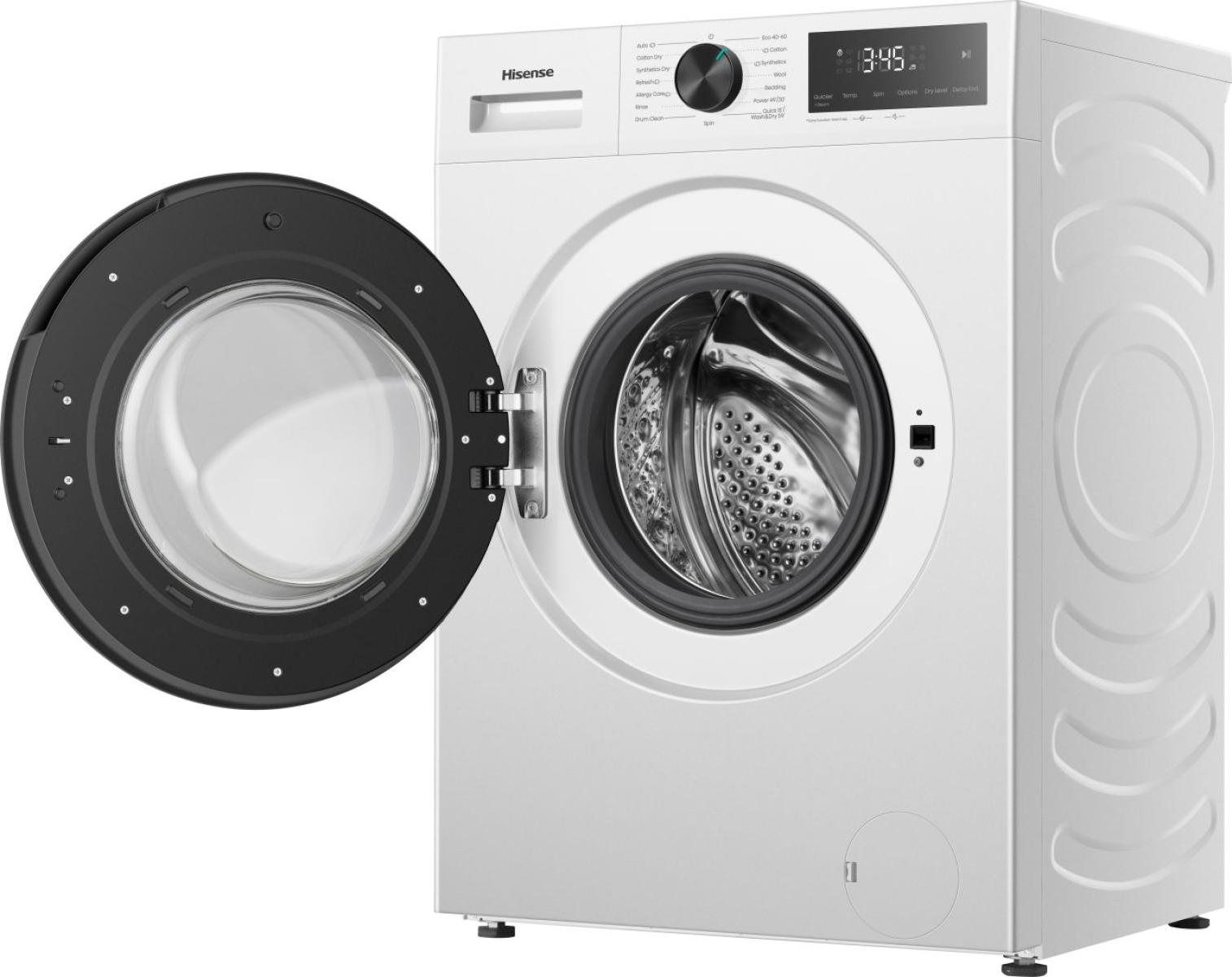 Una lavadora Hisense blanca con la puerta delantera abierta, mostrando el tambor metálico y el panel de control.