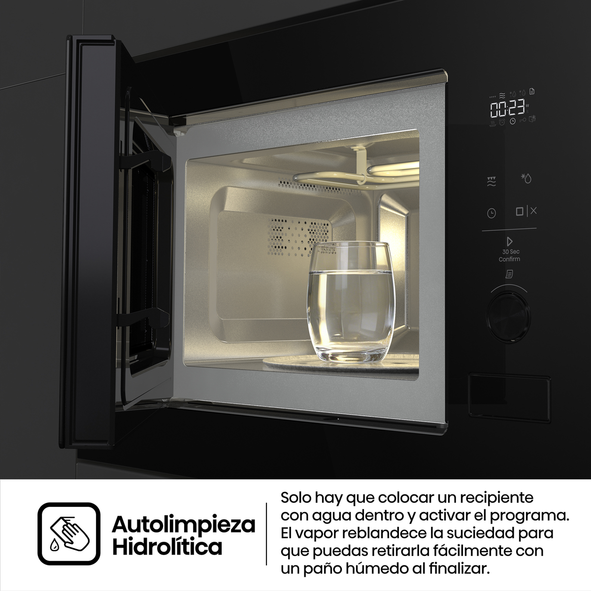 Un microondas negro con puerta abierta muestra un vaso de agua dentro, junto a un texto de autolimpieza.