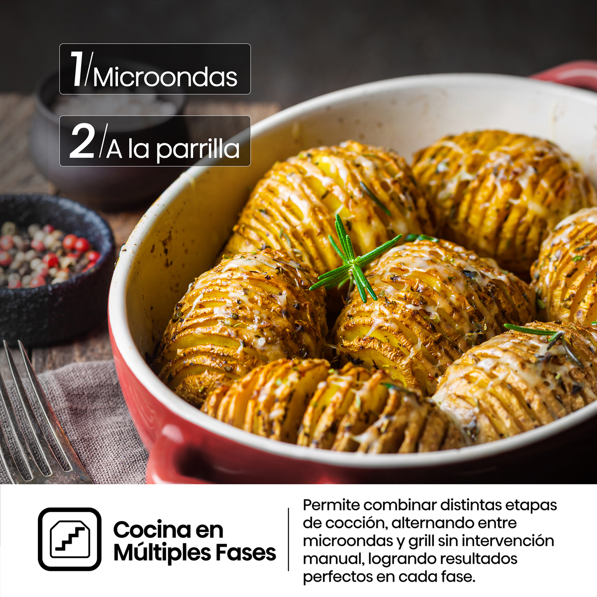 Patatas Hasselback en fuente roja, con hierbas y queso, junto a especias y un tenedor.