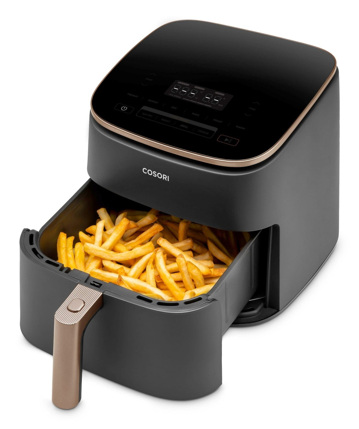 Friggitrice ad aria Cosori nera con manico dorato, piena di patatine fritte fresche nel cestello aperto.