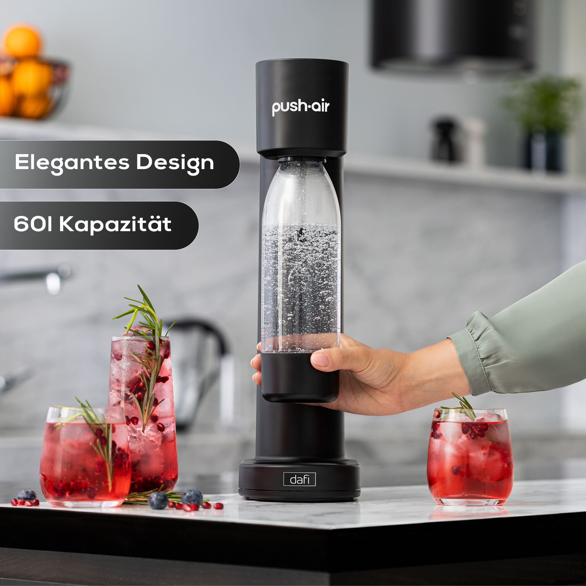Eine Hand setzt eine Wasserflasche auf einer Marmortheke neben roten Cocktails in einen Dafi-Wassersprudler ein.