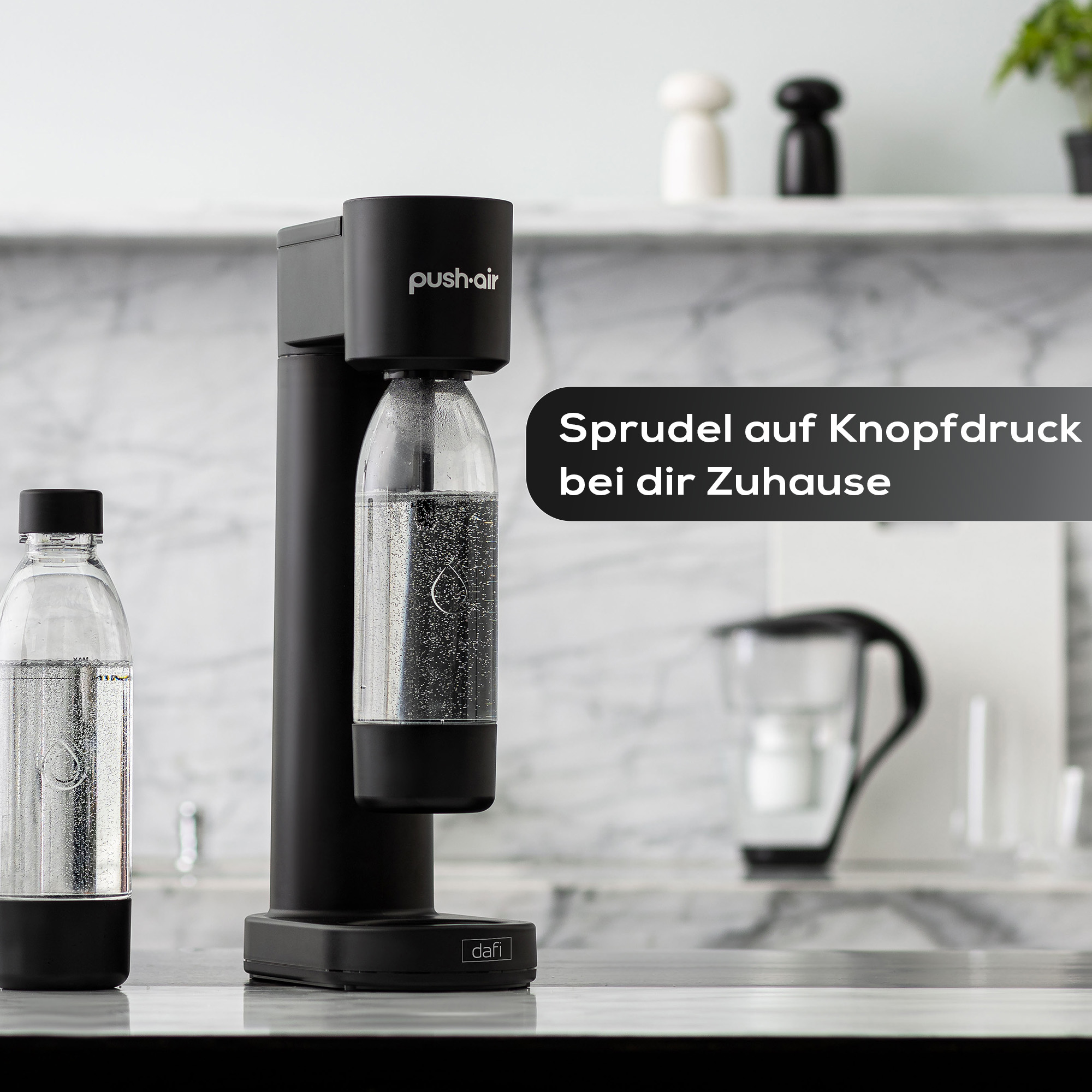 Schwarzer Dafi push-air Wassersprudler mit Flasche auf einer Küchenarbeitsplatte, Textfeld daneben.