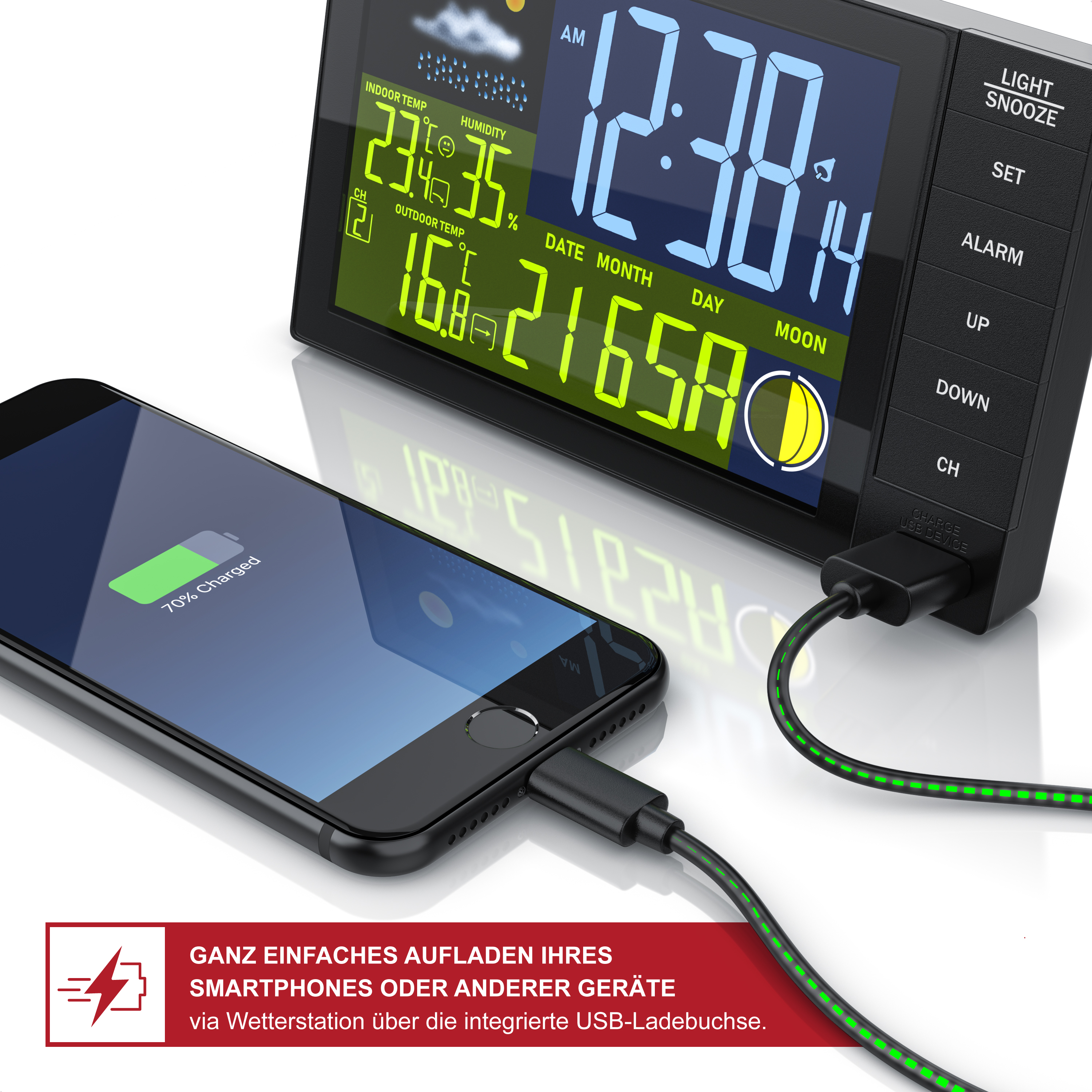 Ein Smartphone wird über USB an einer digitalen Wetterstation aufgeladen.
