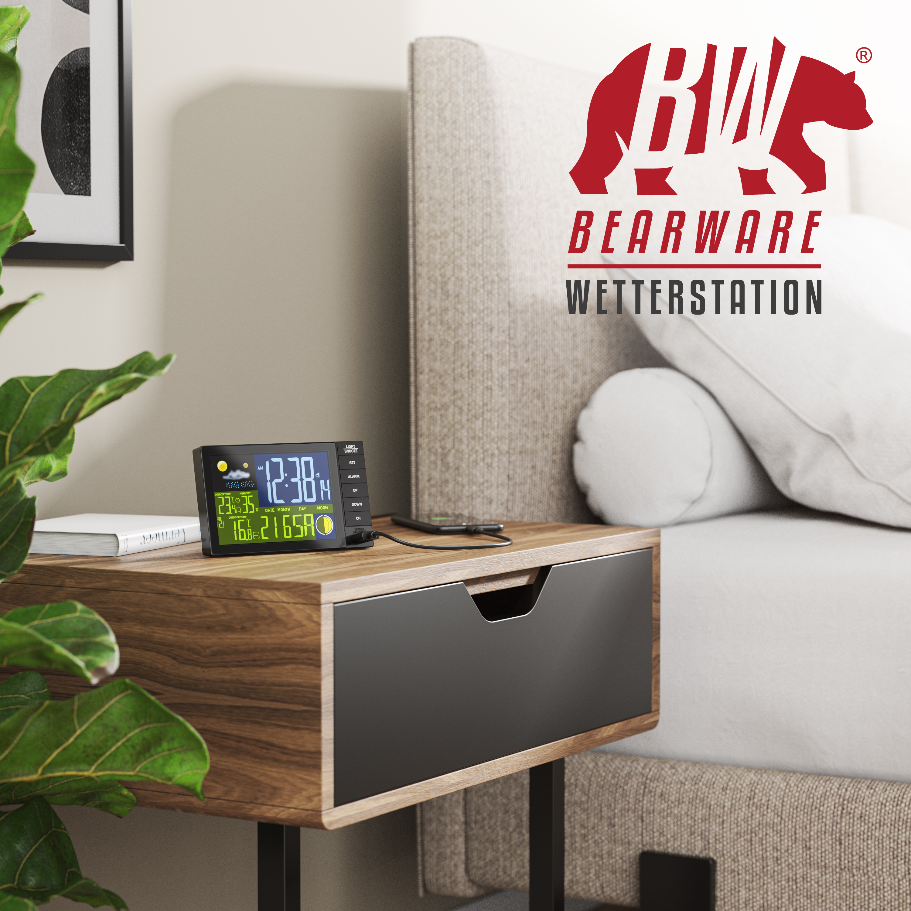 Eine Bearware Wetterstation steht auf einem Holznachttisch neben einem Bett mit weißer Bettwäsche.