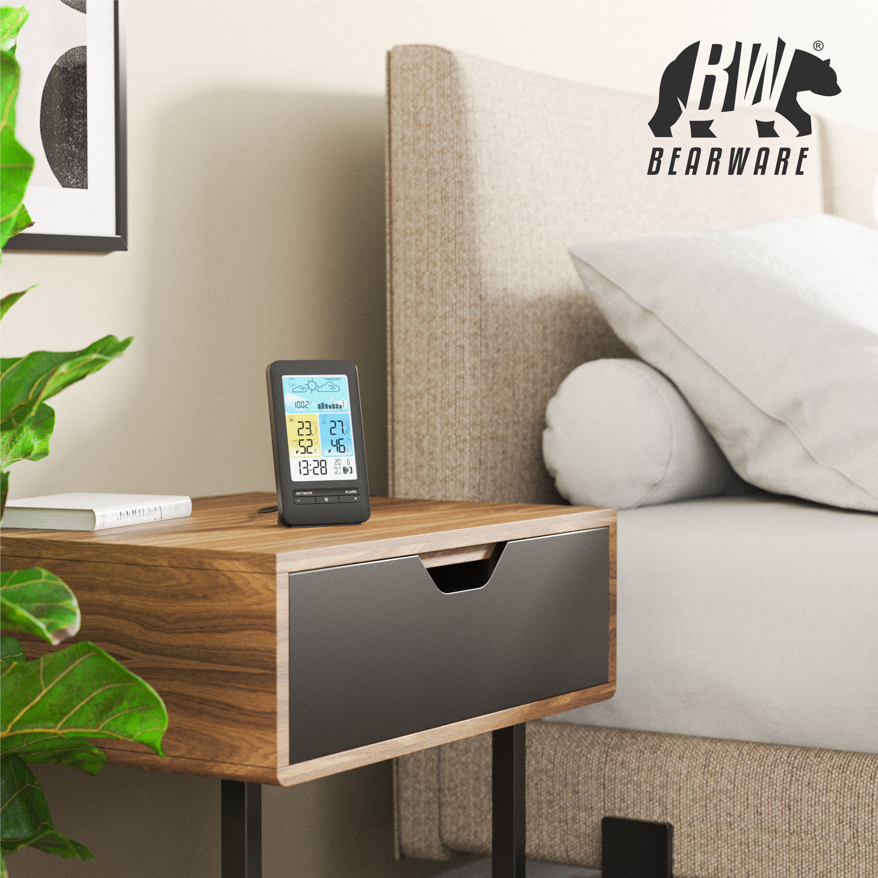Eine schwarze digitale Wetterstation steht auf einem Holznachtisch neben einem Bett in einem Schlafzimmer.