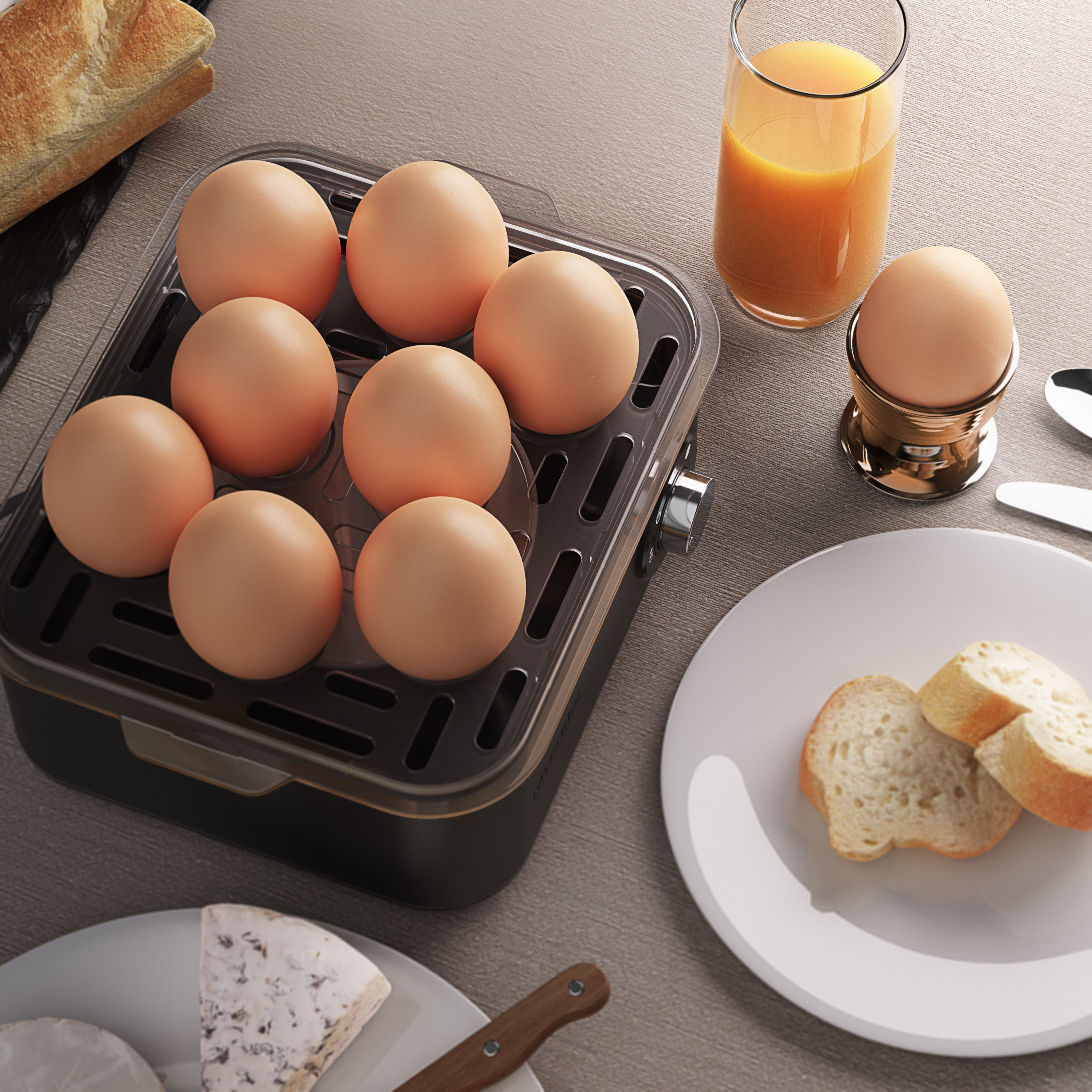 Frühstückstisch mit Eierkocher, Eiern in Ständer, Orangensaft, Brot und Käse.