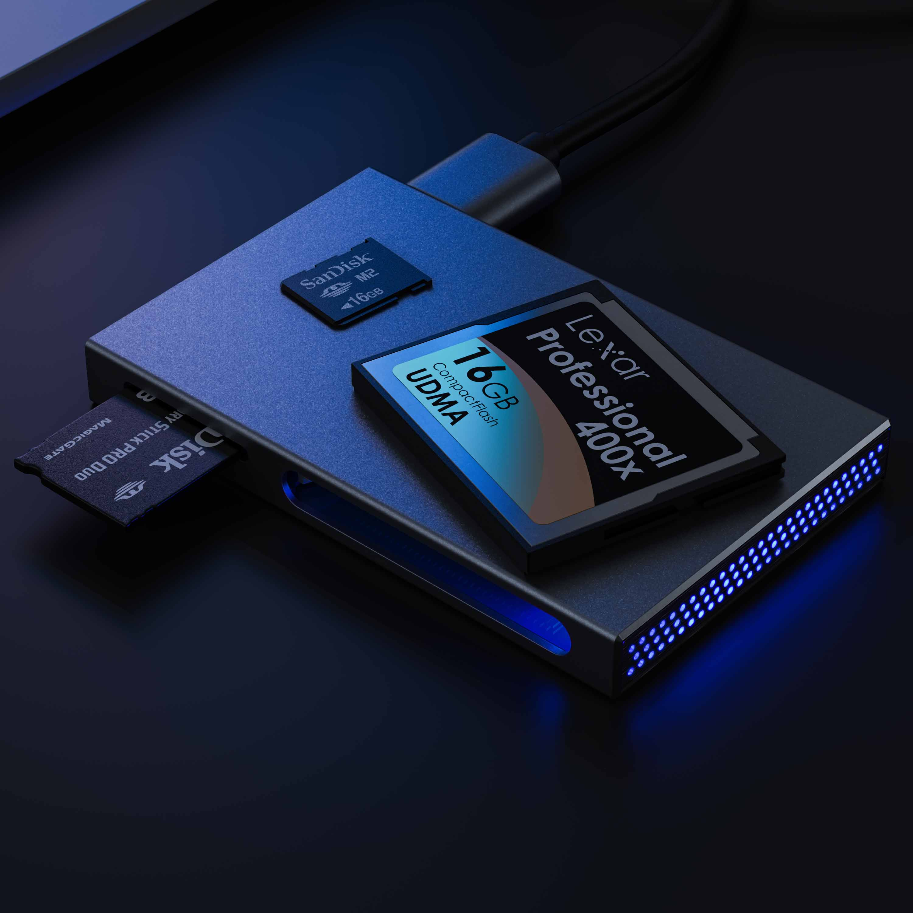 Ein grauer Kartenleser auf dunkler Oberfläche mit eingesteckten Lexar- und SanDisk-Speicherkarten, blau beleuchtet.