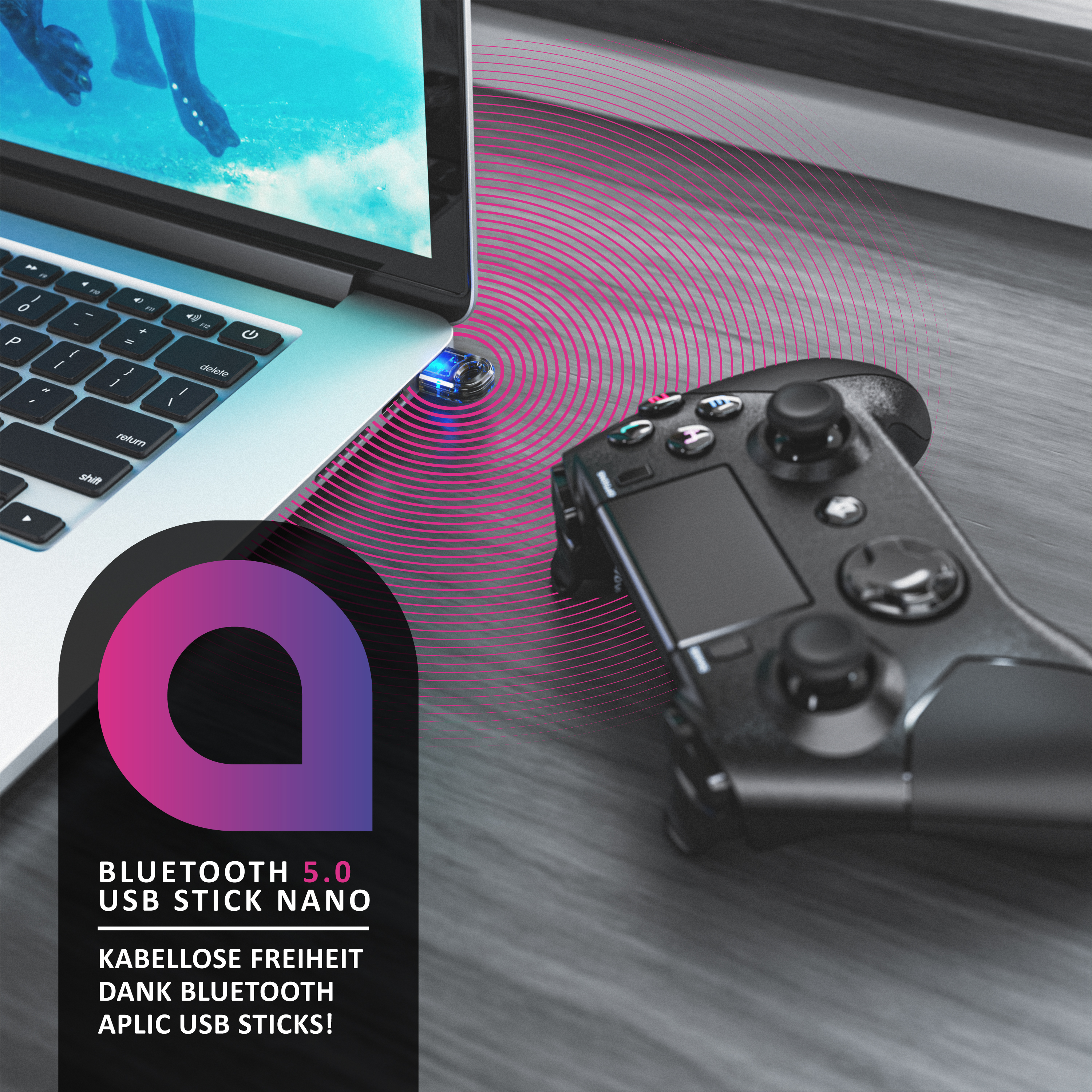 Ein Laptop mit eingestecktem Bluetooth-Nano-USB-Stick, der drahtlos mit einem schwarzen Gamecontroller verbunden ist.