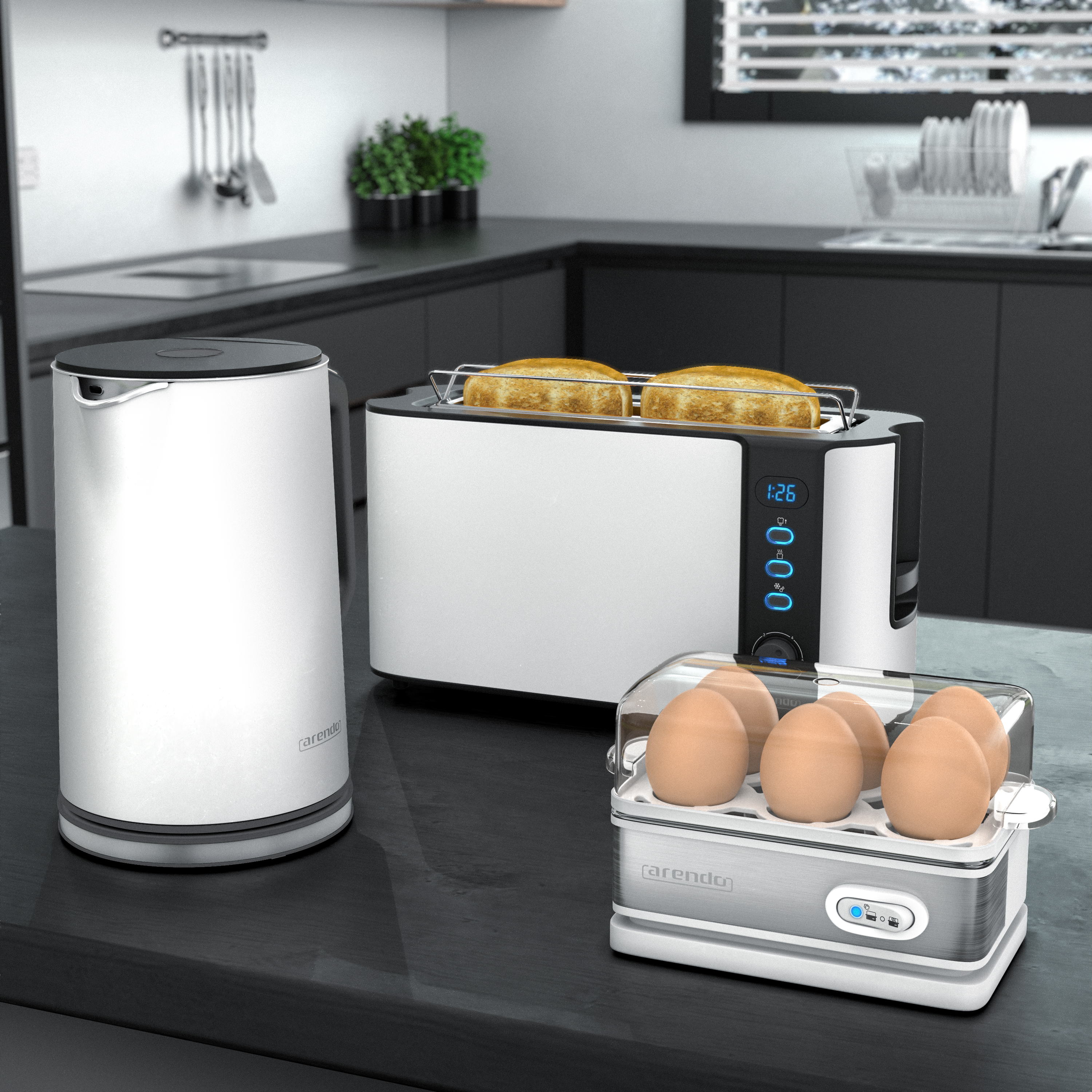 Weißer Wasserkocher, Toaster mit Toast und Eierkocher mit Eiern auf einer schwarzen Küchenarbeitsplatte.
