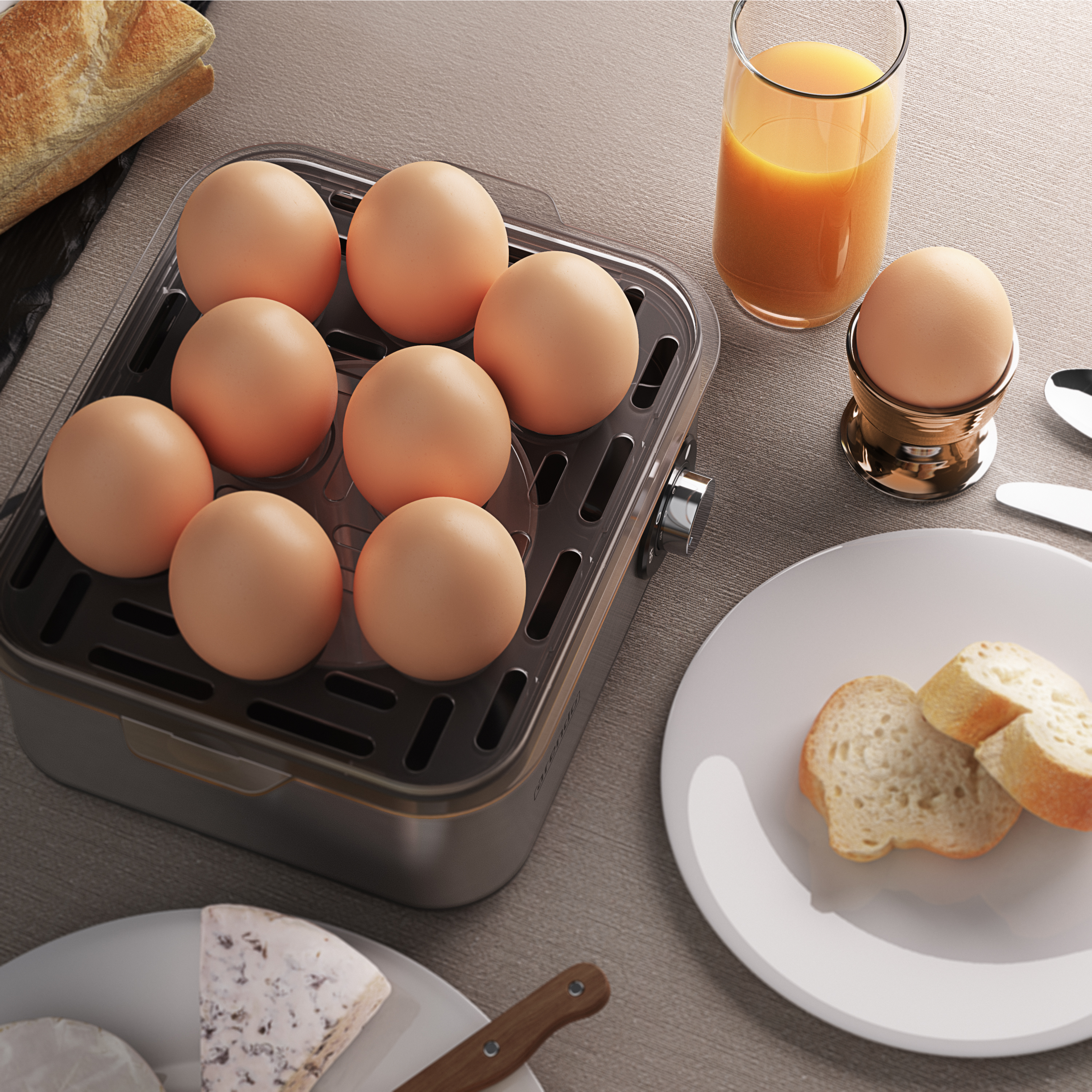 Ein Eierkocher mit braunen Eiern, Orangensaft, Brot auf Tellern und Käse.
